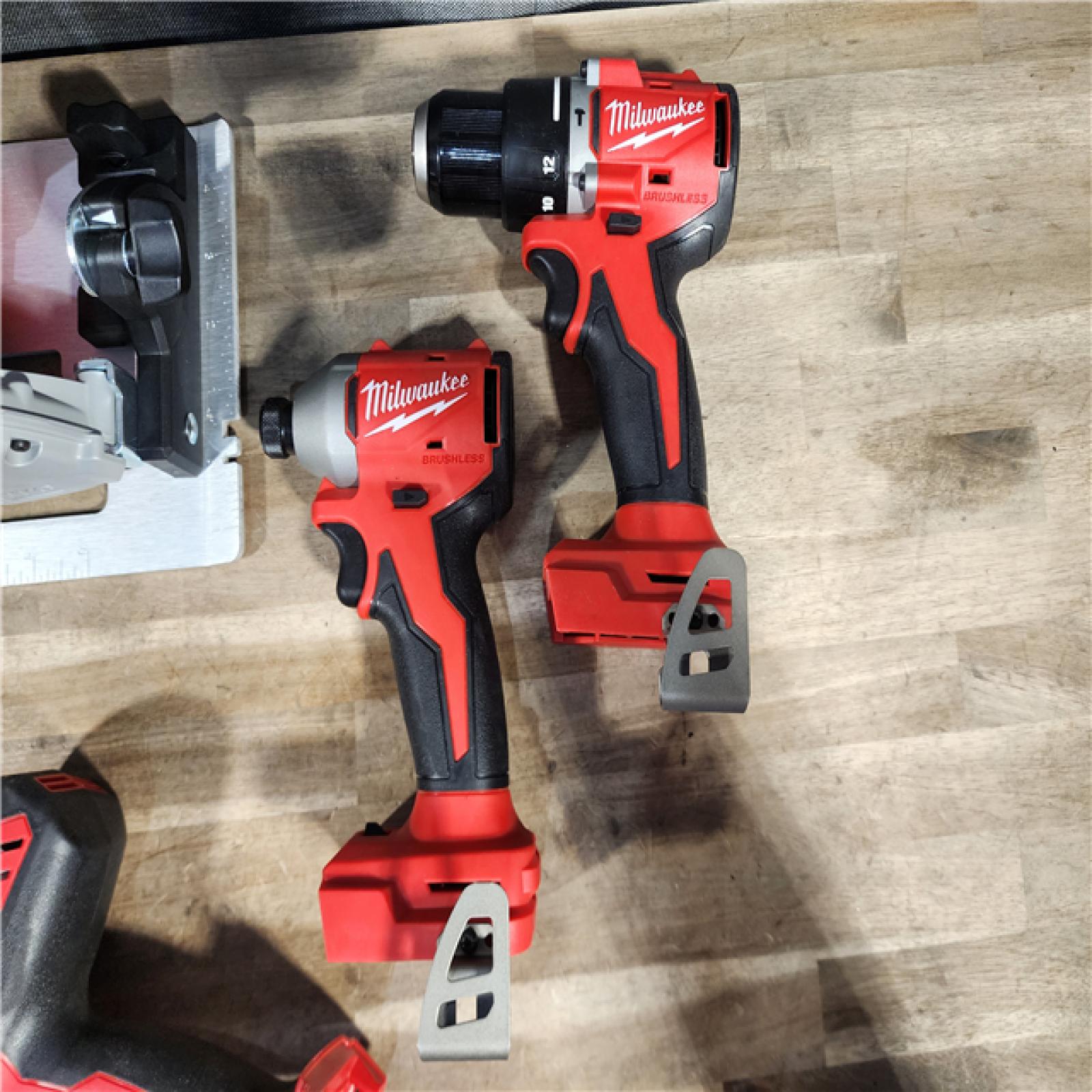 HOUSTON LOCATION - AS-IS MILWAUKEE 4 TOOL COMBO KIT W/ (2) BATTERY & CHARGER