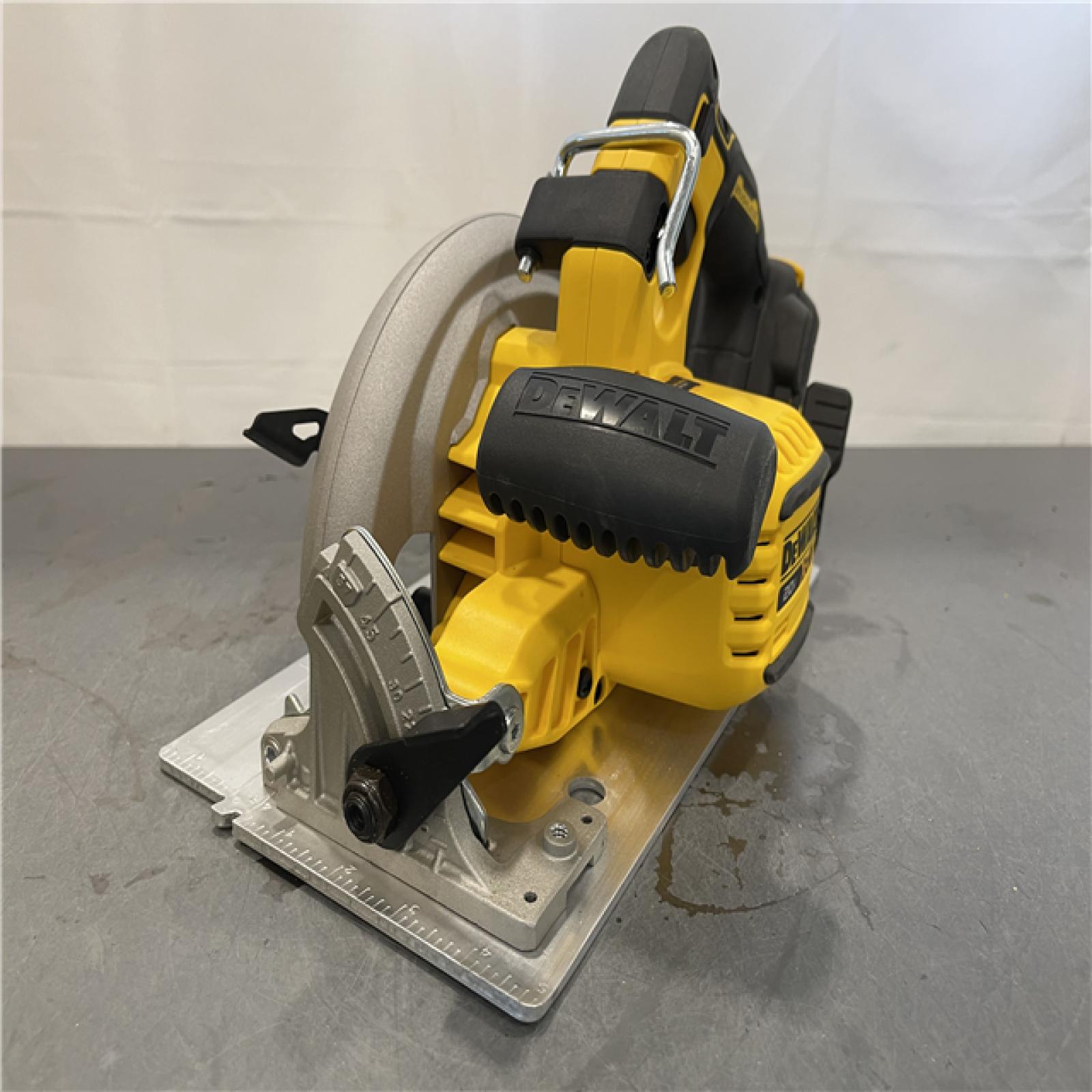 AS-IS - DEWALT 20-Volt MAX 7-1/4 in. Cordless Circular Saw