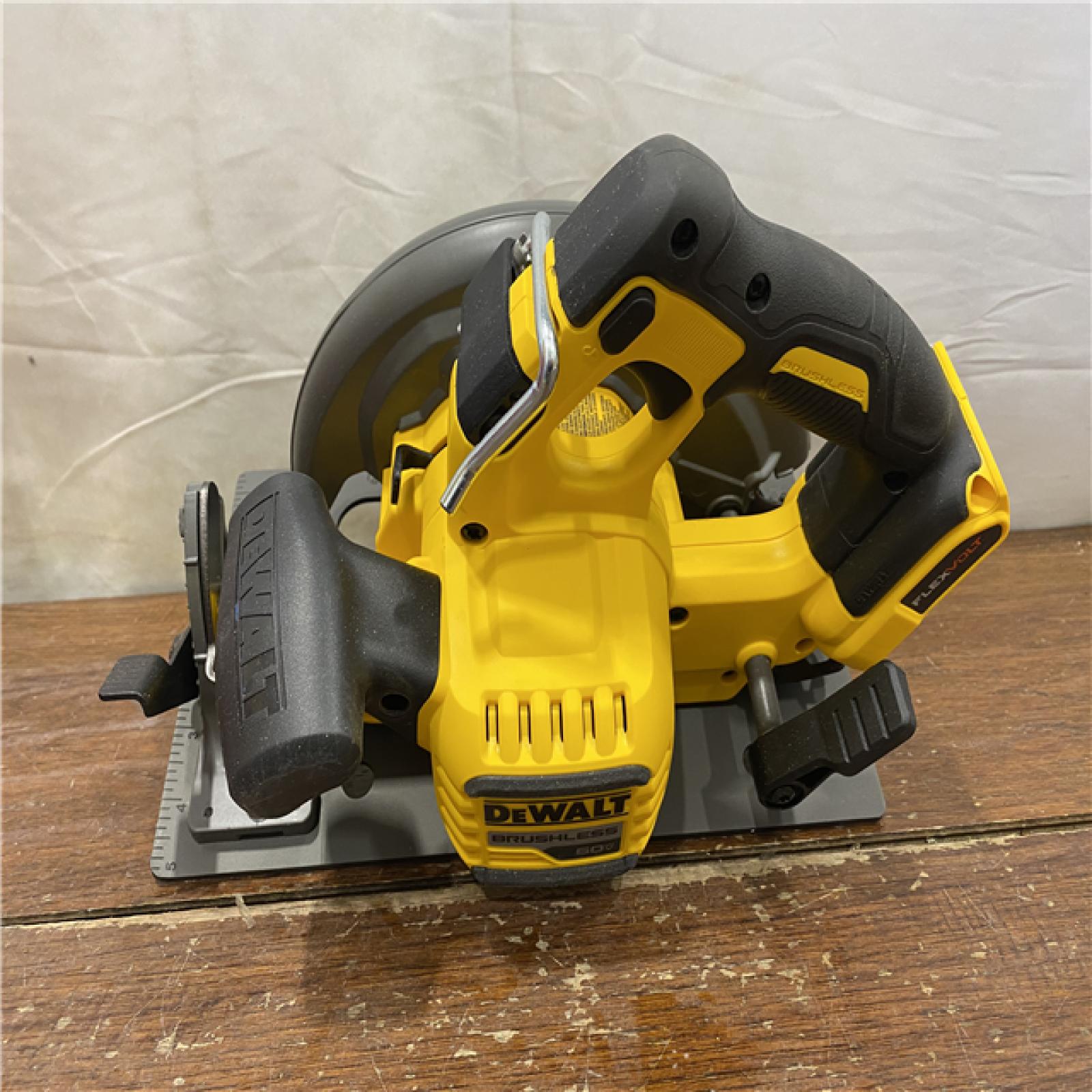 AS-IS DeWALT Flexvolt Max 7-1/4  60V Brushless Circular Saw DCS578B