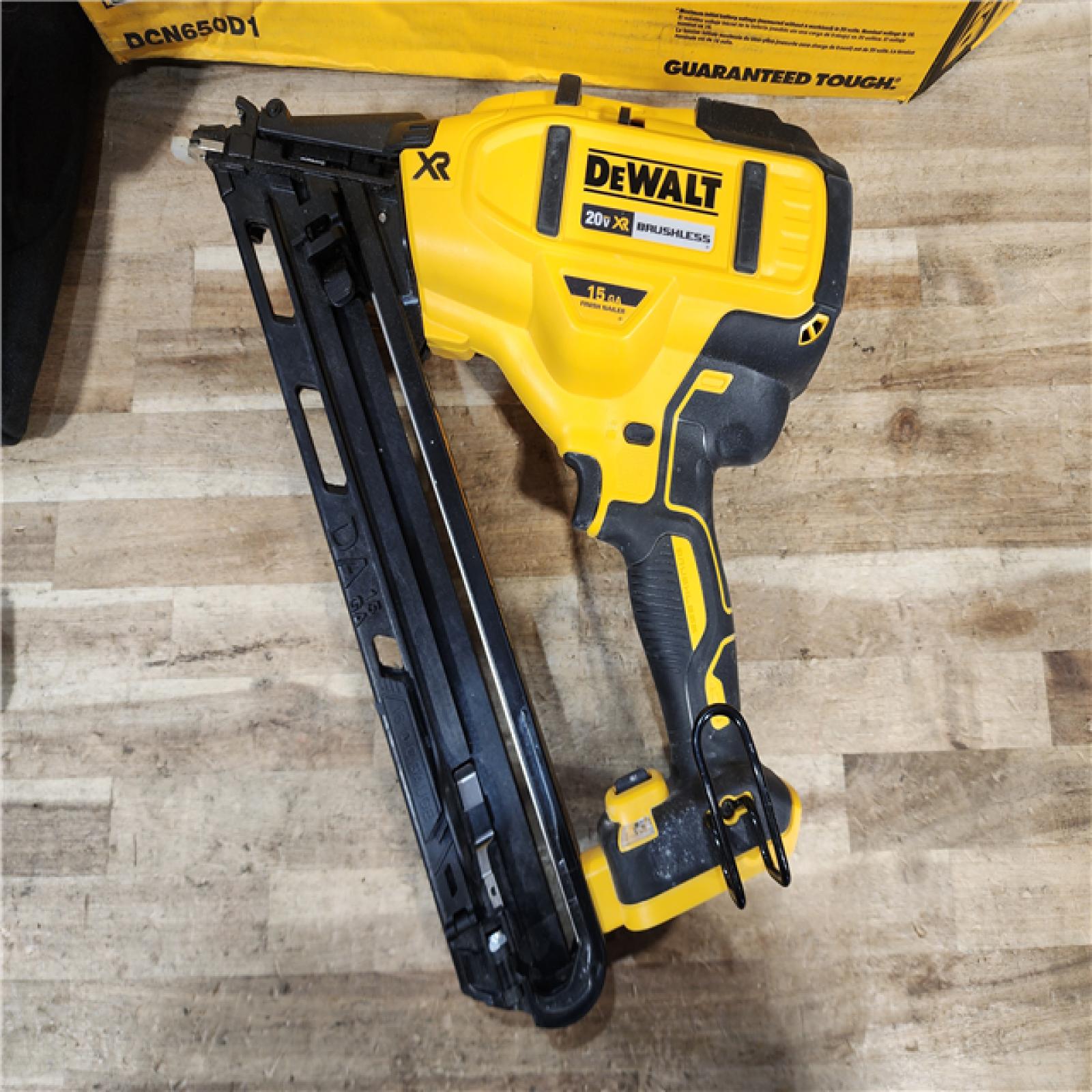 HOUSTON LOCATION - AS - IS DEWALT 20V MAX XR Lithium-Ion Cordless 2-1/2 in. 15-Gauge Finish Nailer Kit
