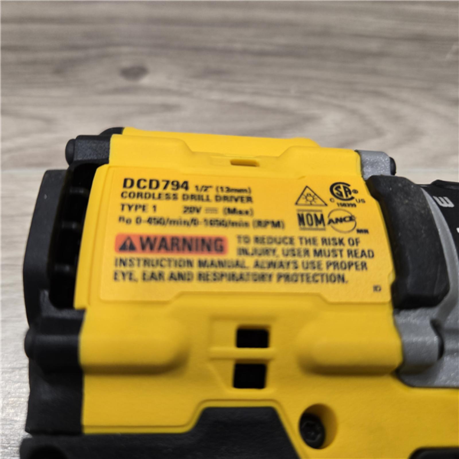 AS-IS DEWALT ATOMIC COMPACT SERIES 20V MAX* Cordless 1/2 Drill/Driver Kit
