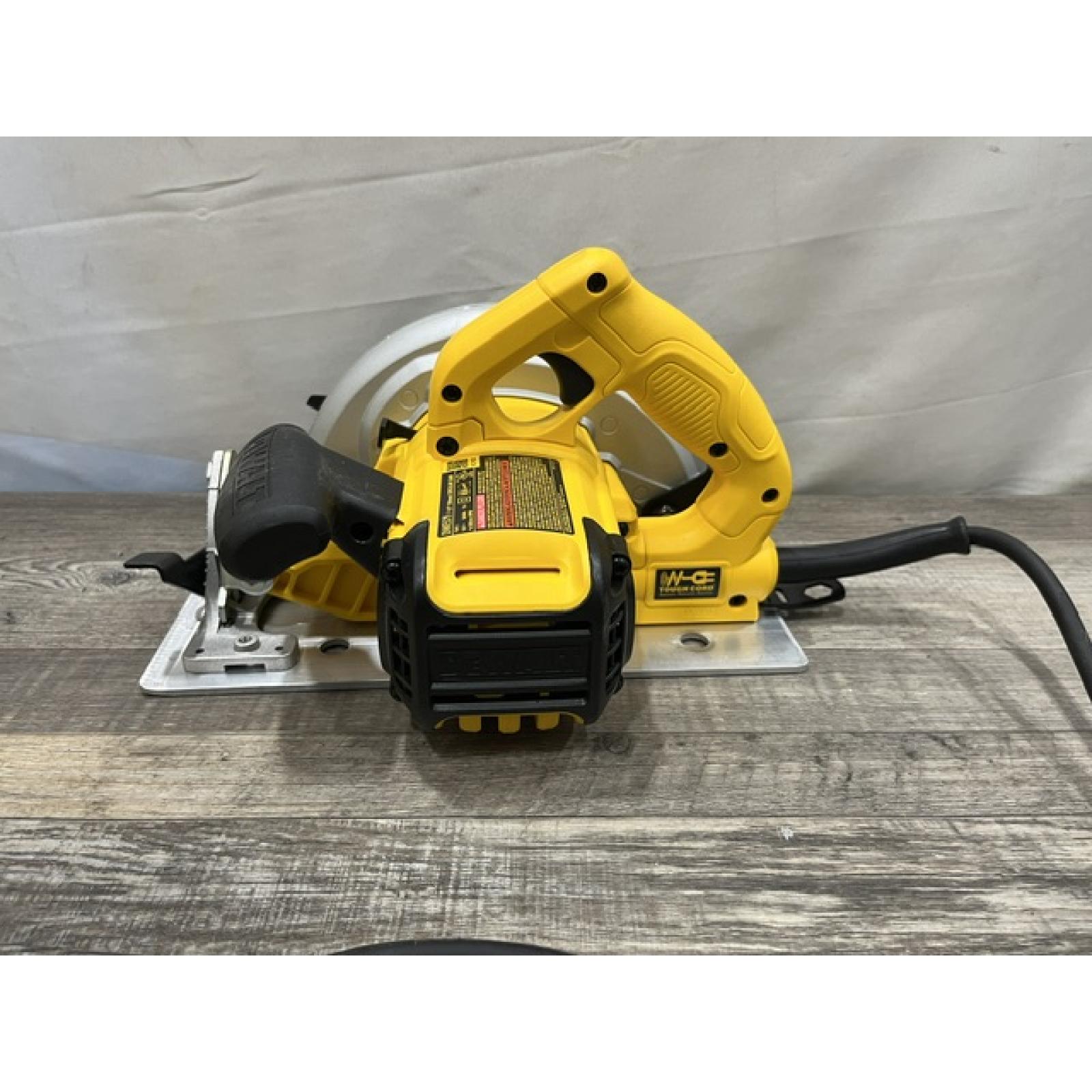 AS-IS DEWALT 15 Amp Corded 7-1/4 in. Lightweight Circular Saw