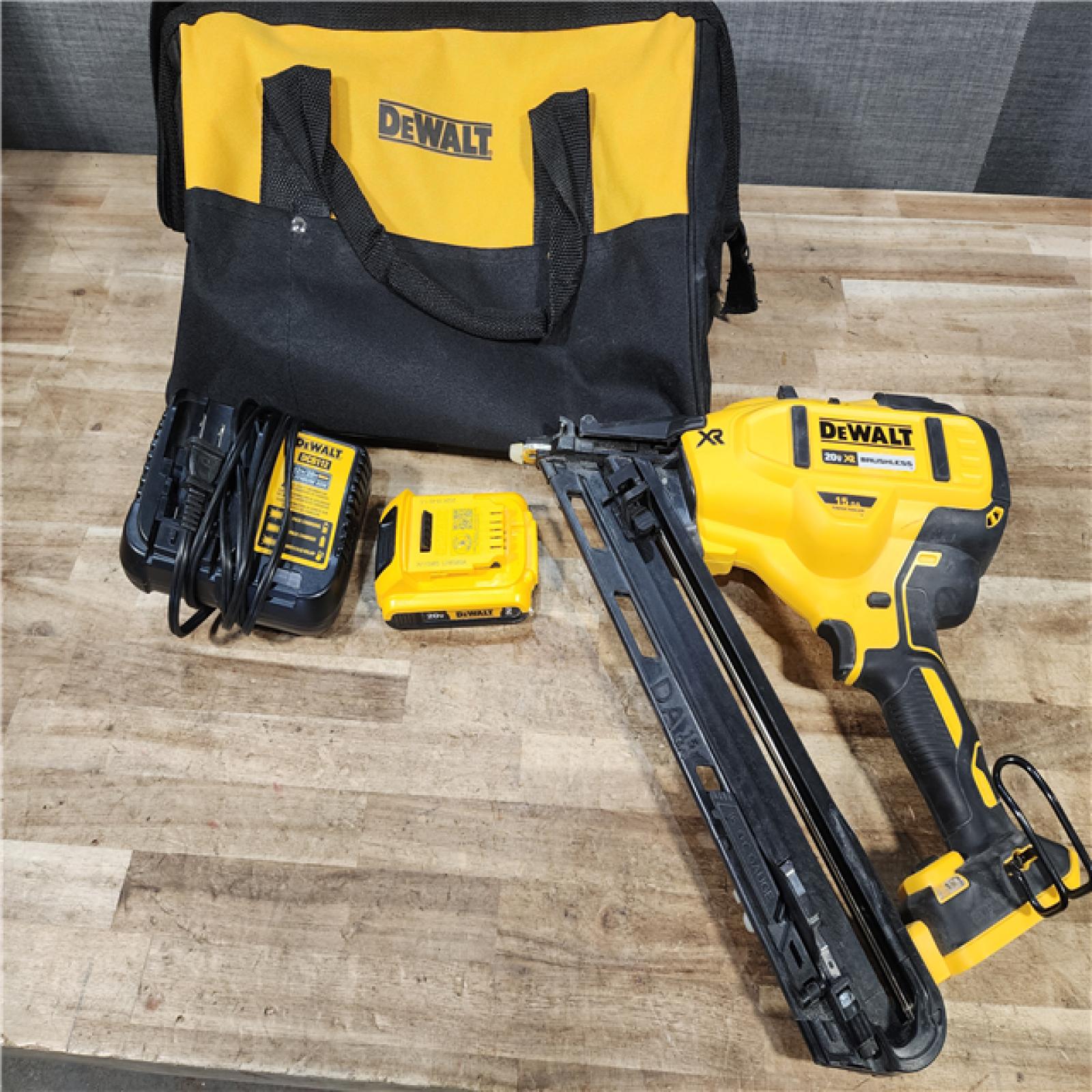 HOUSTON LOCATION - AS - IS DEWALT 20V MAX XR Lithium-Ion Cordless 2-1/2 in. 15-Gauge Finish Nailer Kit