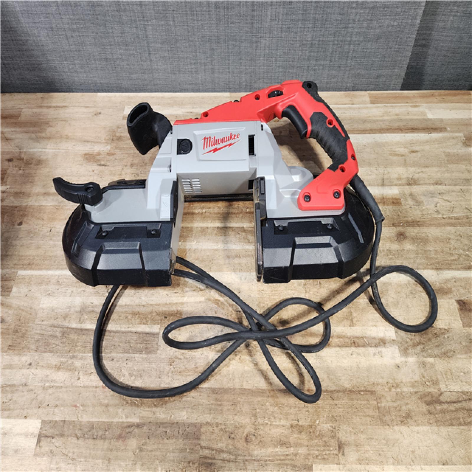 HOUSTON LOCATION - AS - IS Milwaukee 6232-21 - 120V 11.0A Corded Variable Speed Band Saw