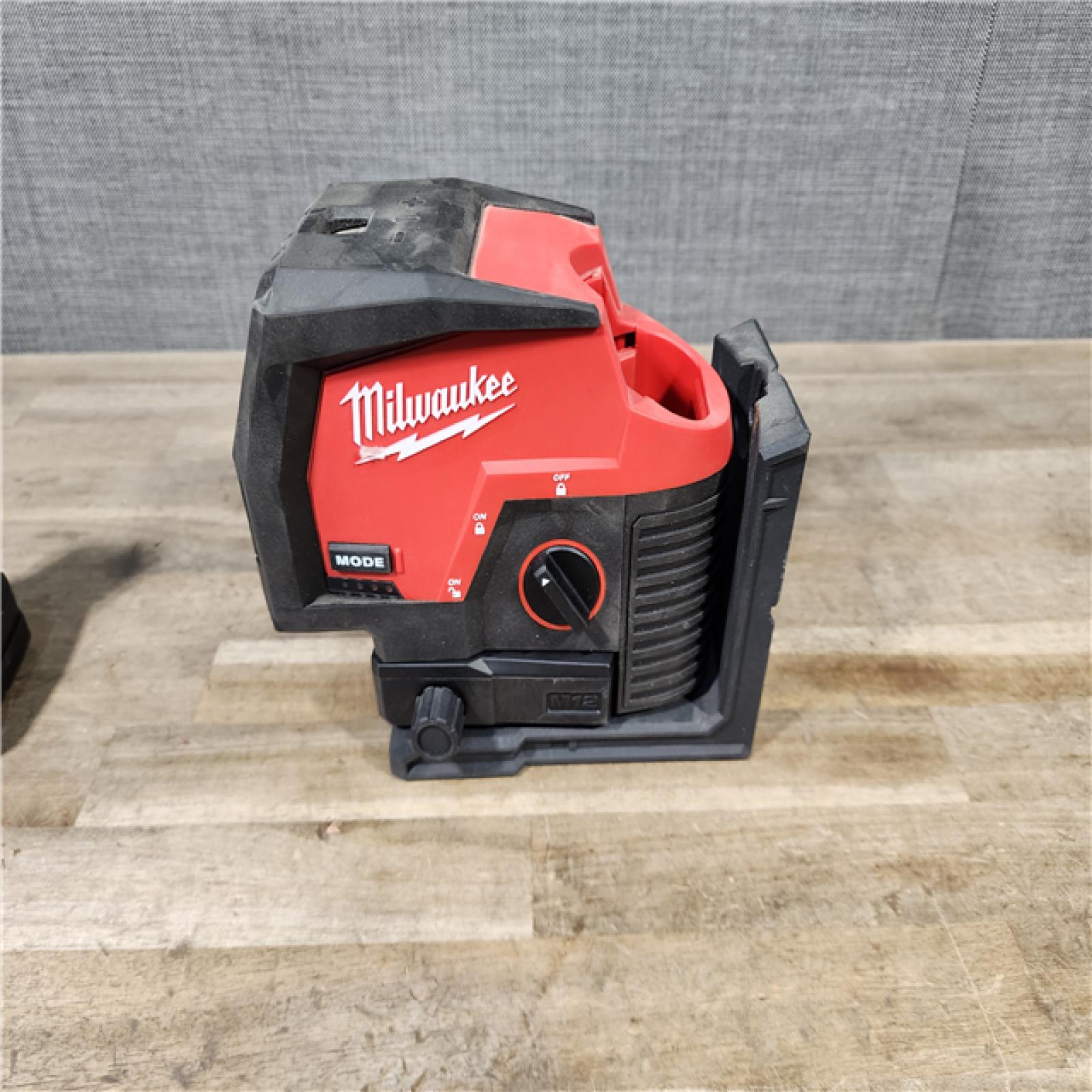 HOUSTON LOCATION - AS-IS Milwaukee Green 125 Ft. Cross Line and Plumb Points Laser Level Kit