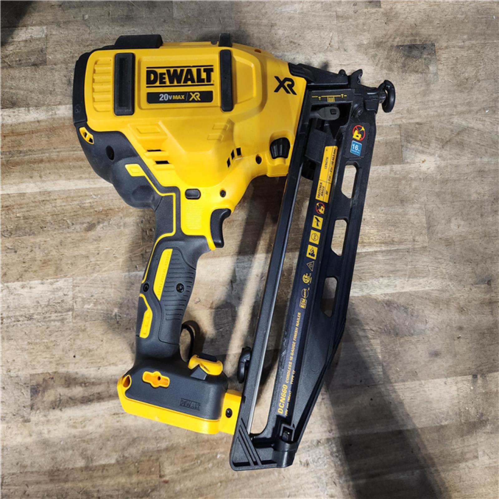 HOUSTON LOCATION - AS-IS DEWALT 20V MAX XR 16-Gauge Electric Cordless Angled Finishing Nailer Kit