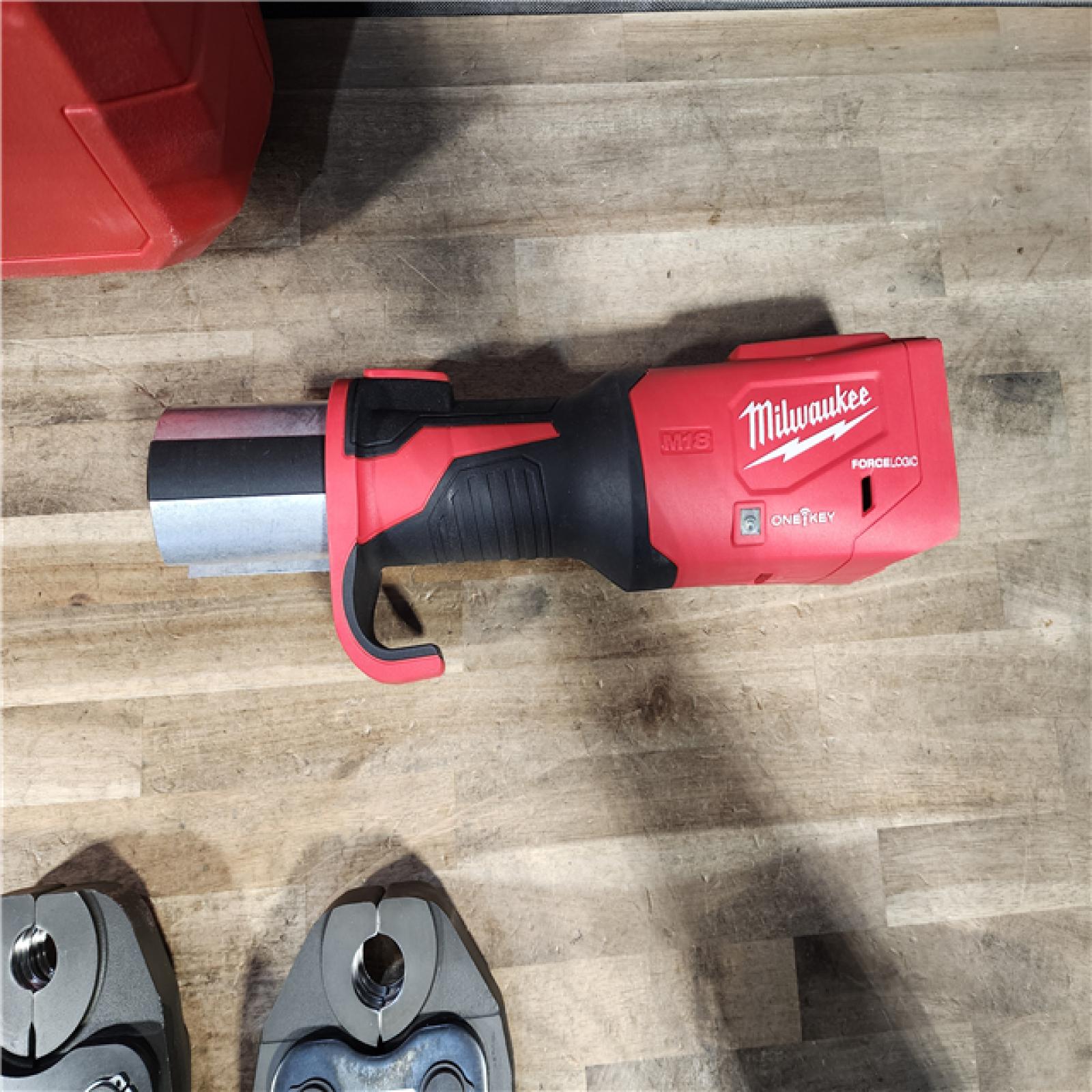 HOUSTON LOCATION - AS-IS (APPEARS LIKE NEW) Milwaukee 2922-22M M18 FORCE LOGIC Press Tool Kit W/ One-Key with 1/4 -7/8  Streamline ACR Jaws