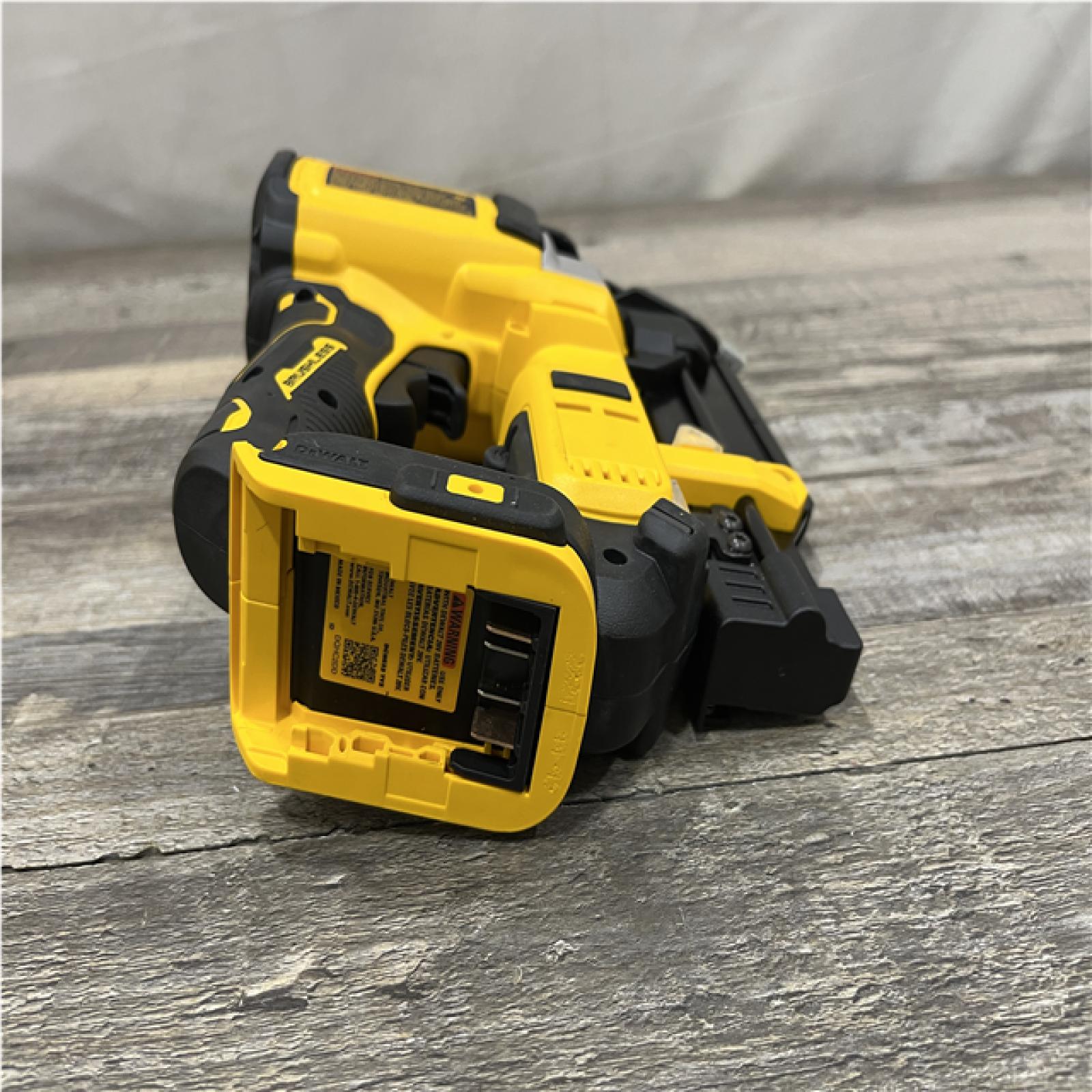 AS-IS DEWALT ATOMIC 20V MAX Lithium Ion Cordless 23 Gauge Pin Nailer Kit