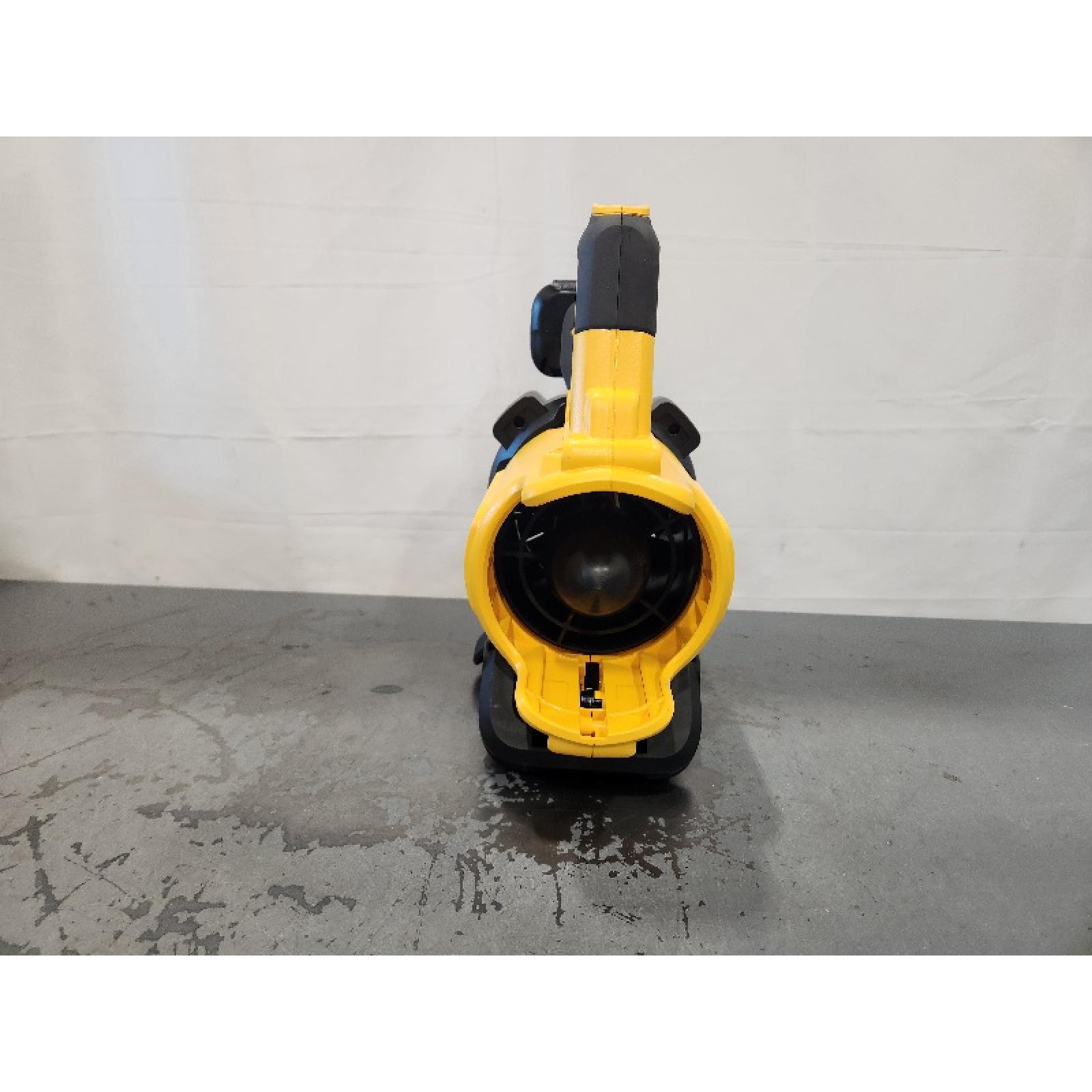 DEWALT 20V MAX Brushless Cordless Handheld Axial Leaf Blower Kit