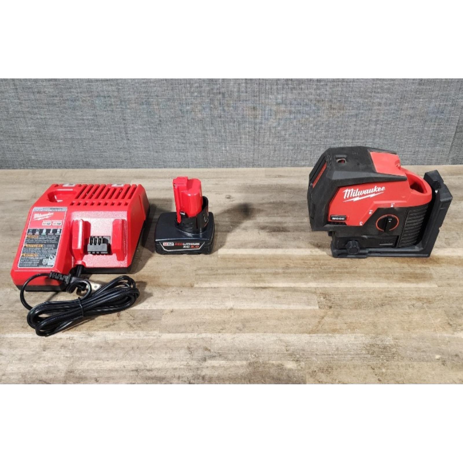 HOUSTON LOCATION - AS-IS Milwaukee Green 125 Ft. Cross Line and Plumb Points Laser Level Kit