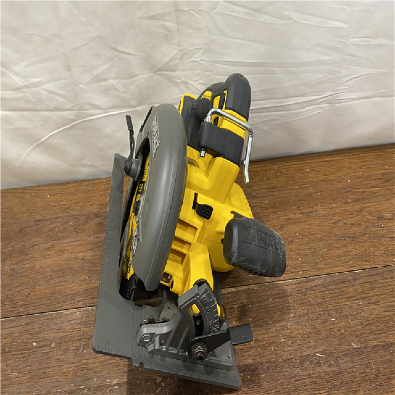 AS-IS DeWALT Flexvolt Max 7-1/4  60V Brushless Circular Saw DCS578B