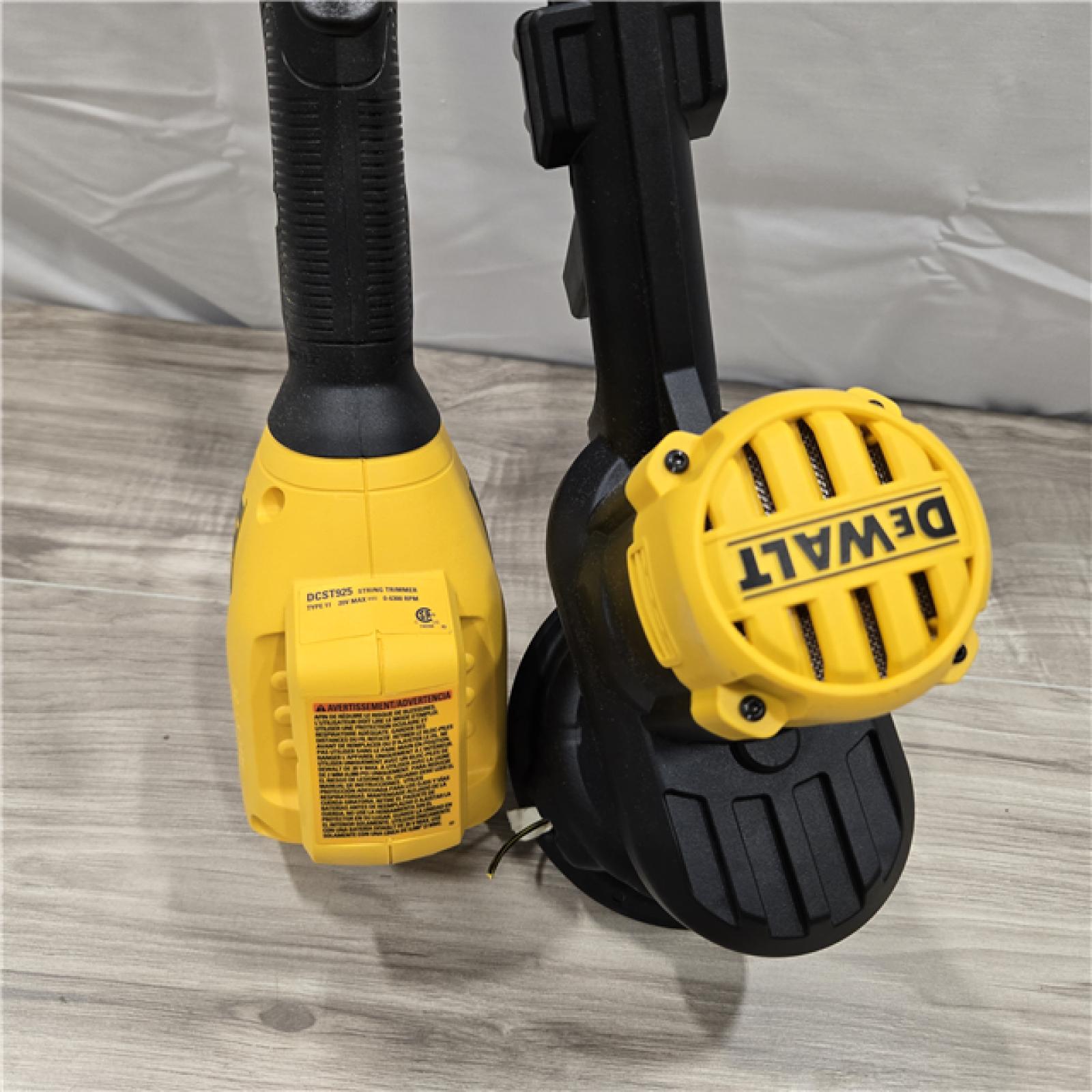 LIKE NEW! - DeWalt 20V MAX DCKO215M1 20V Battery Blower/Trimmer Kit (Battery & Charger)