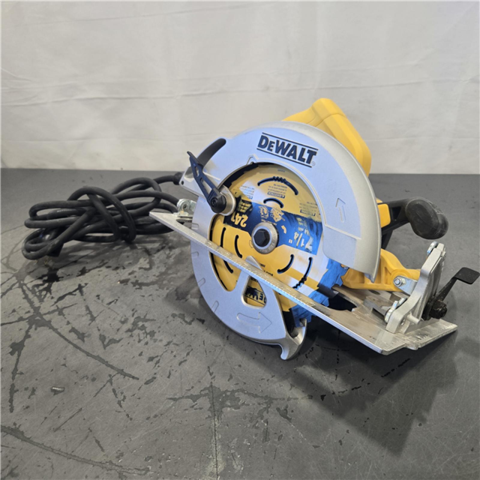 AS-IS- DeWalt 15 Amps 7-1/4 in. Corded Brushed Circular Saw Tool Only