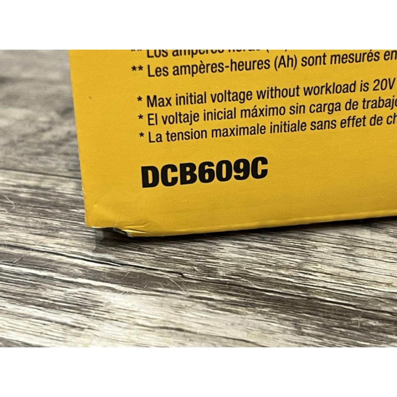 NEW - DEWALT 20V/60V MAX FLEXVOLT Lithium-Ion 9.0Ah Battery and Charger Starter Kit