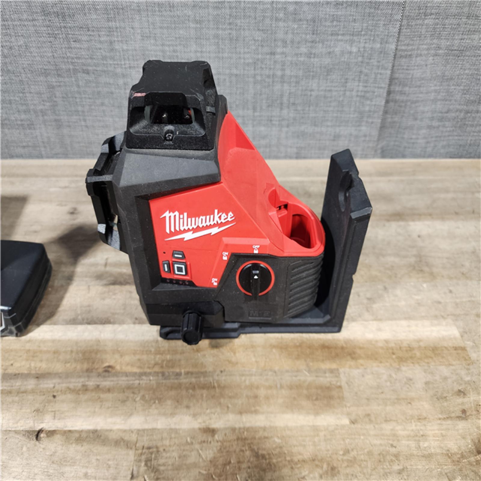 HOUSTON LOCATION - AS-IS Milwaukee-3632-21 M12 Green Beam Laser 360° 3-Plane Kit