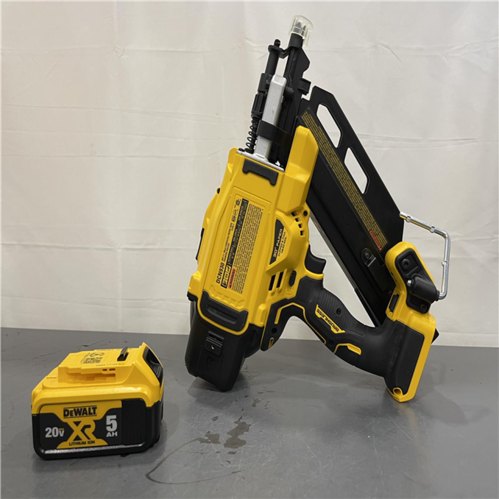 AS-IS - DeWalt 20V MAX Cordless 30 Deg Framing Nailer Kit