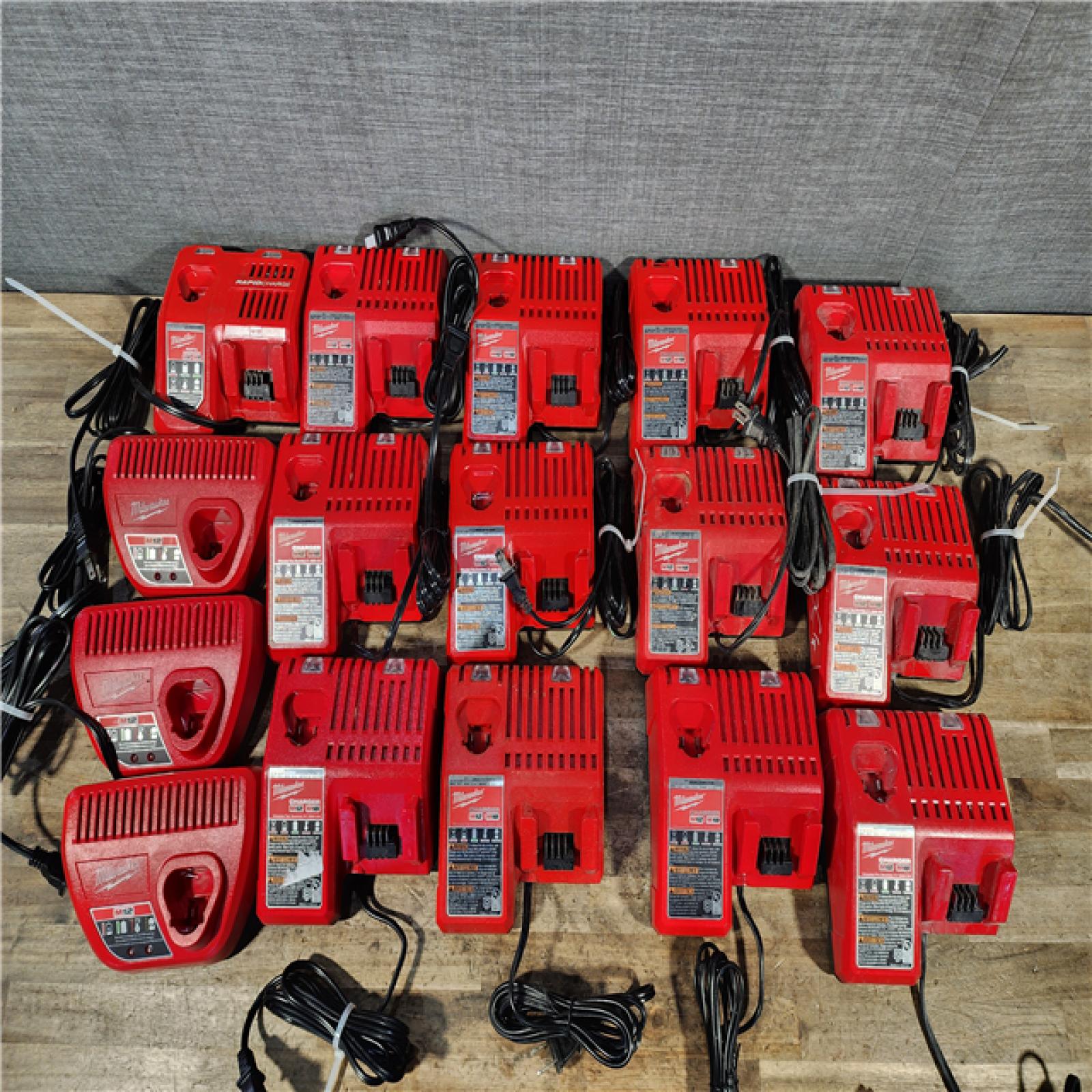 HOUSTON LOCATION - AS-IS MILWAUKEE BATTERY CHARGER PACK QTY - 16