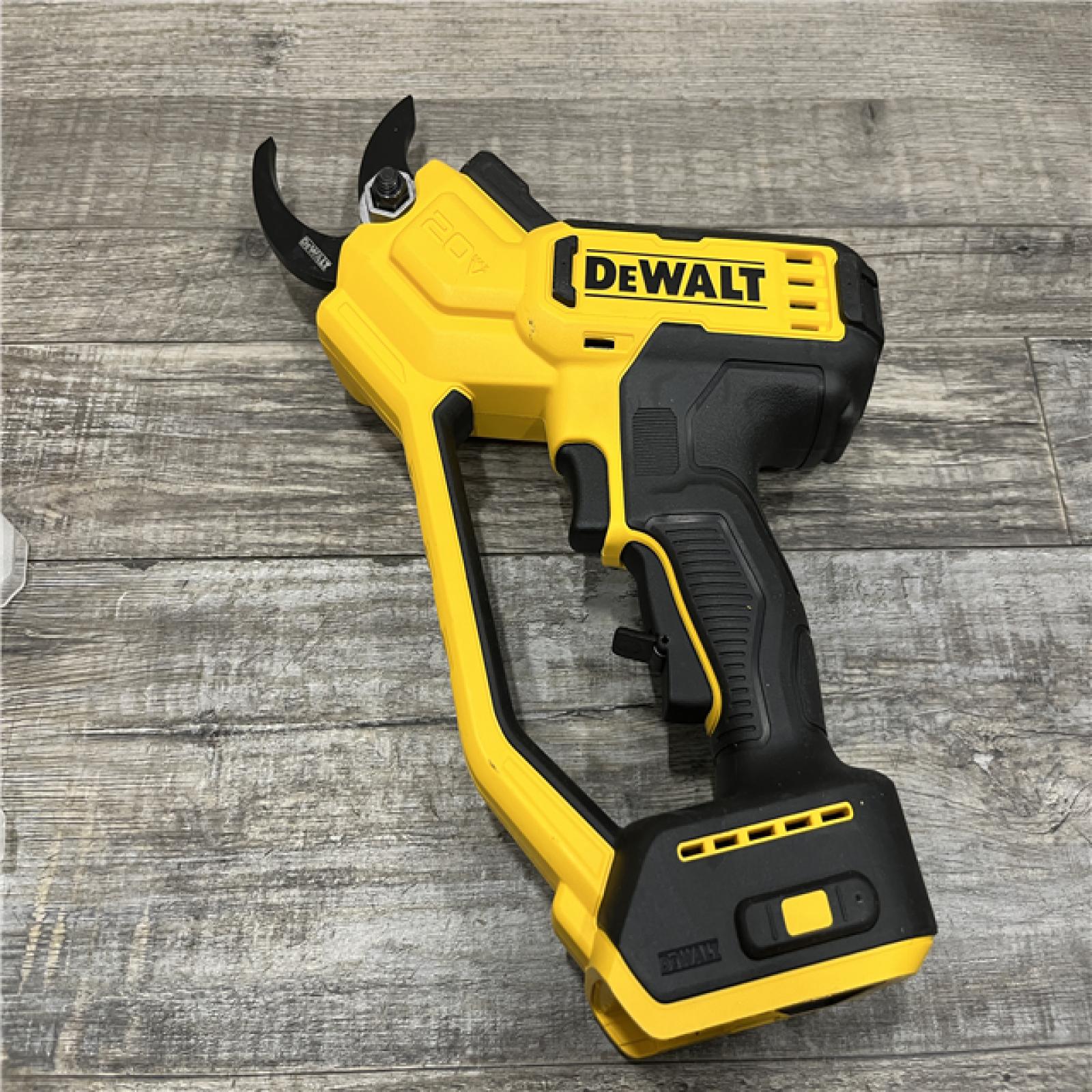 AS-IS DEWALT 20V MAX Cordless Battery Powered Pruner Kit