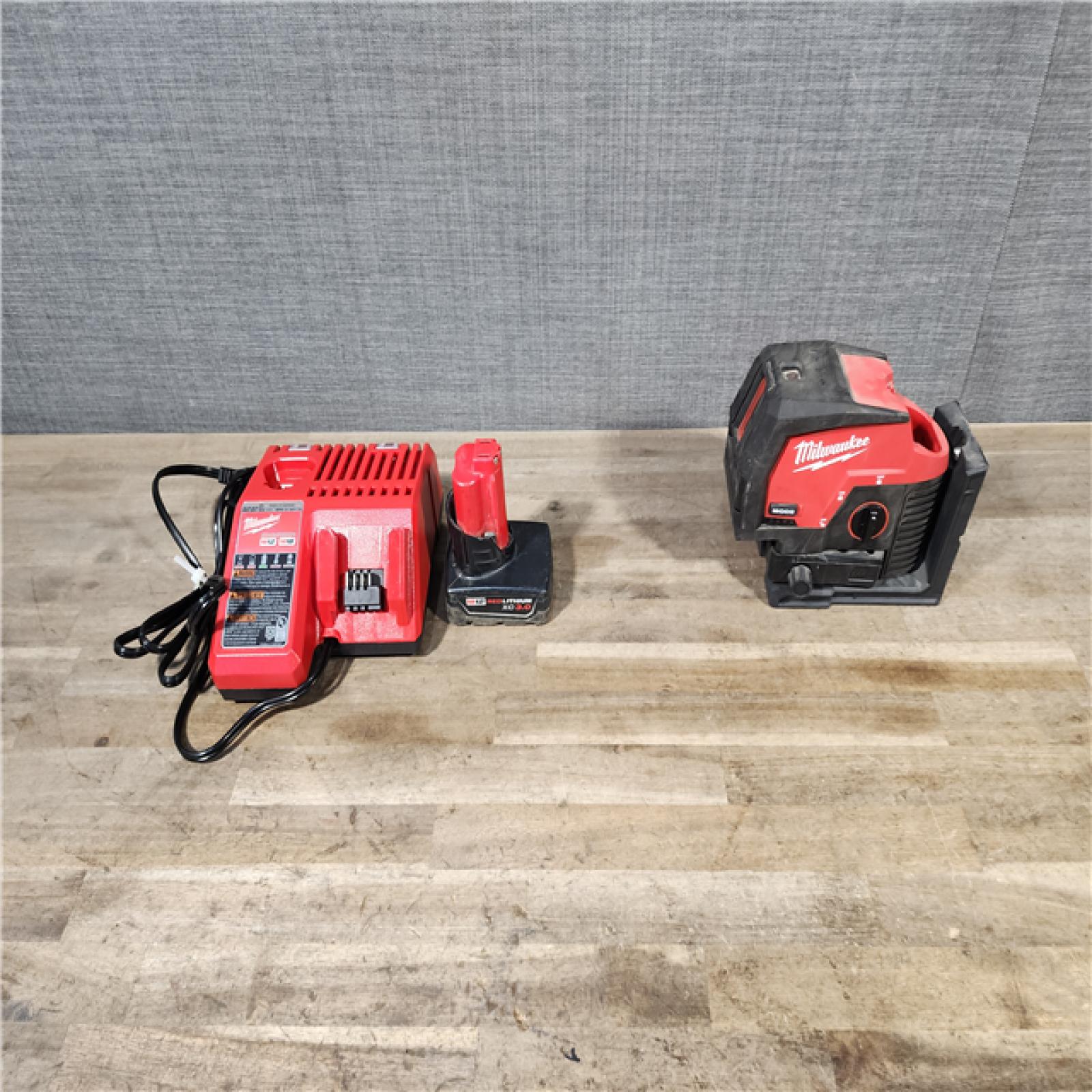 HOUSTON LOCATION - AS-IS Milwaukee Green 125 Ft. Cross Line and Plumb Points Laser Level Kit