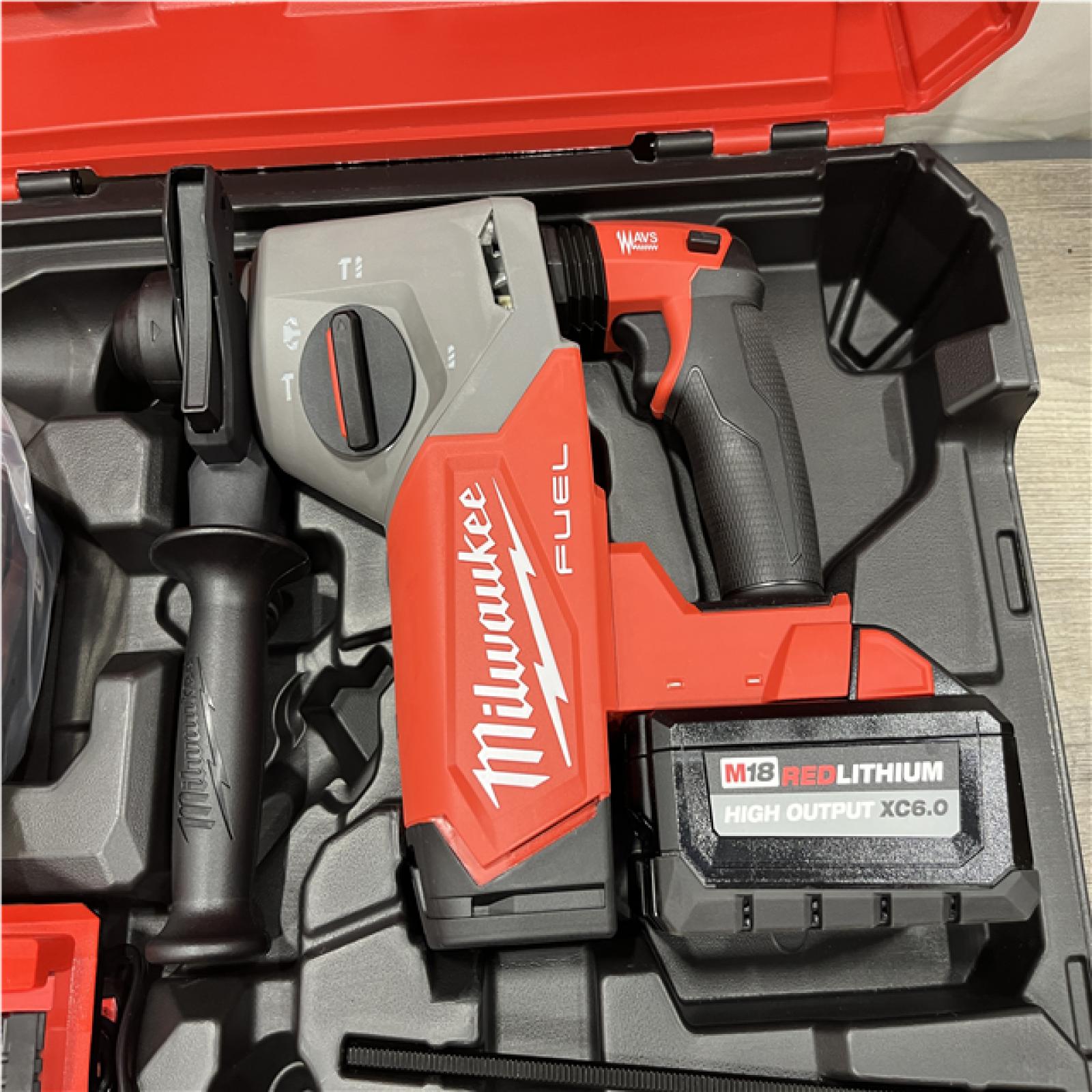 NEW - Milwaukee FUEL 18V Lithium-Ion Brushless 1 in. Cordless SDS-Plus Rotary Hammer Kit