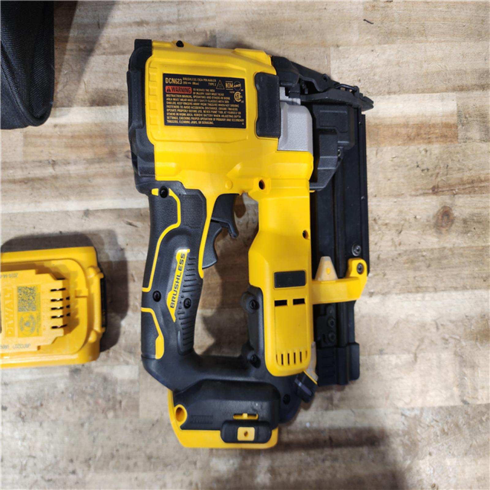 HOUSTON LOCATION - AS - IS DEWALT ATOMIC 20V MAX Lithium Ion Cordless 23 Gauge Pin Nailer Kit
