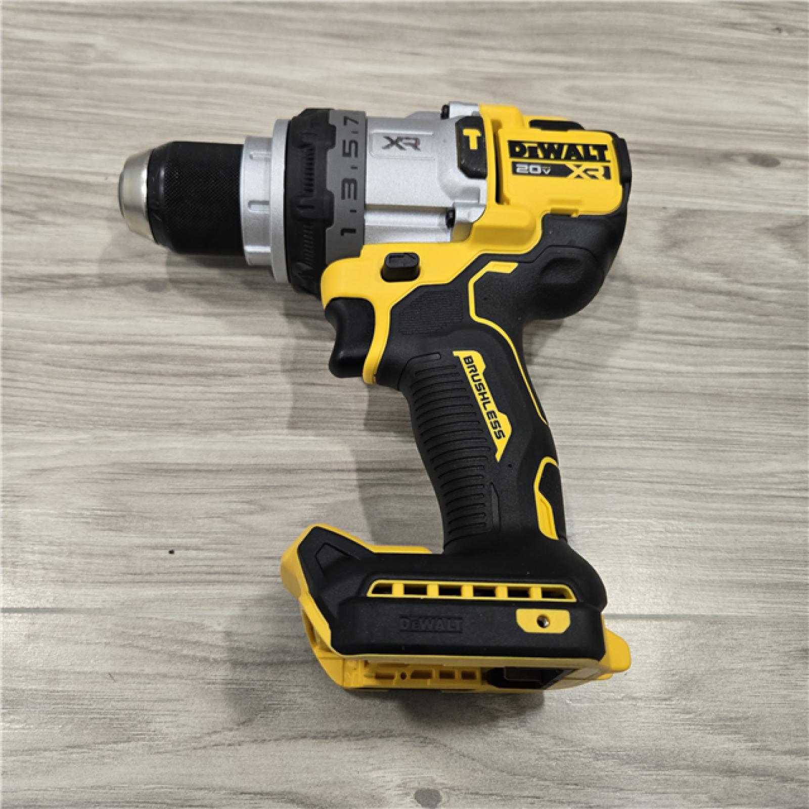 LIKE NEW! - DEWALT 20V XR Cordless Hammer Drill KiT