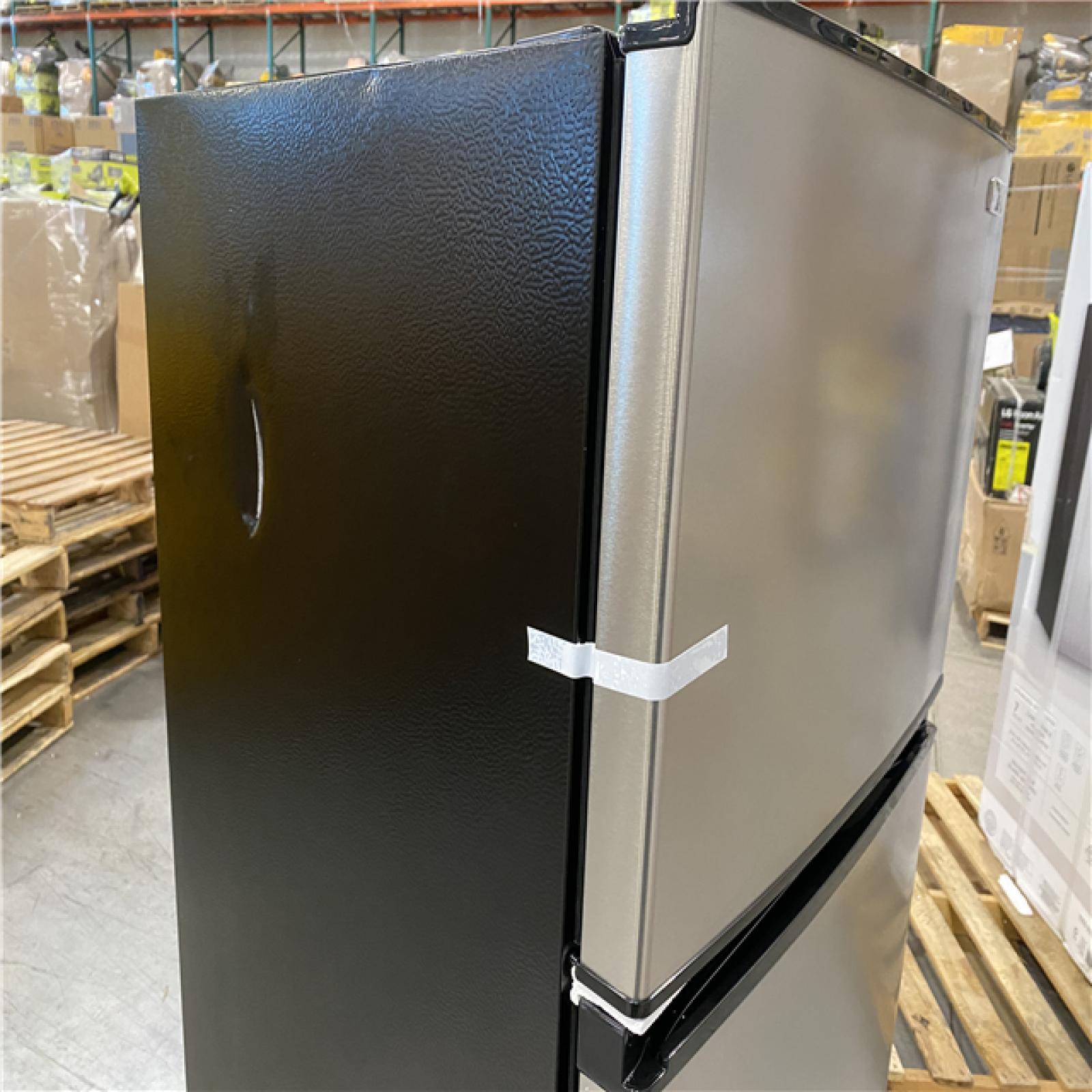 DALLAS LOCATION ASIS Vissani 7.1 cu. ft. Top Freezer Refrigerator in