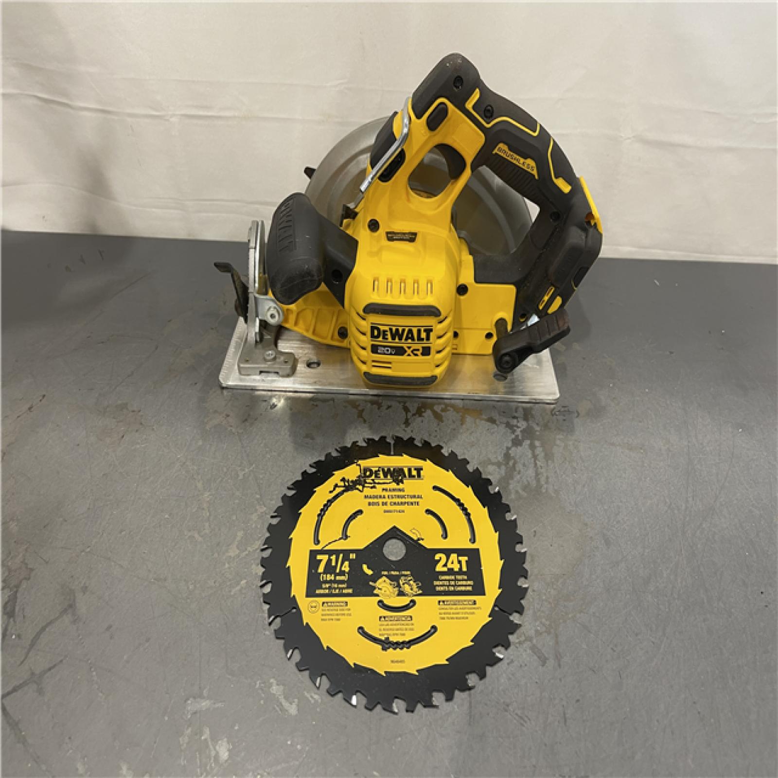 AS-IS - DEWALT 20-Volt MAX 7-1/4 in. Cordless Circular Saw