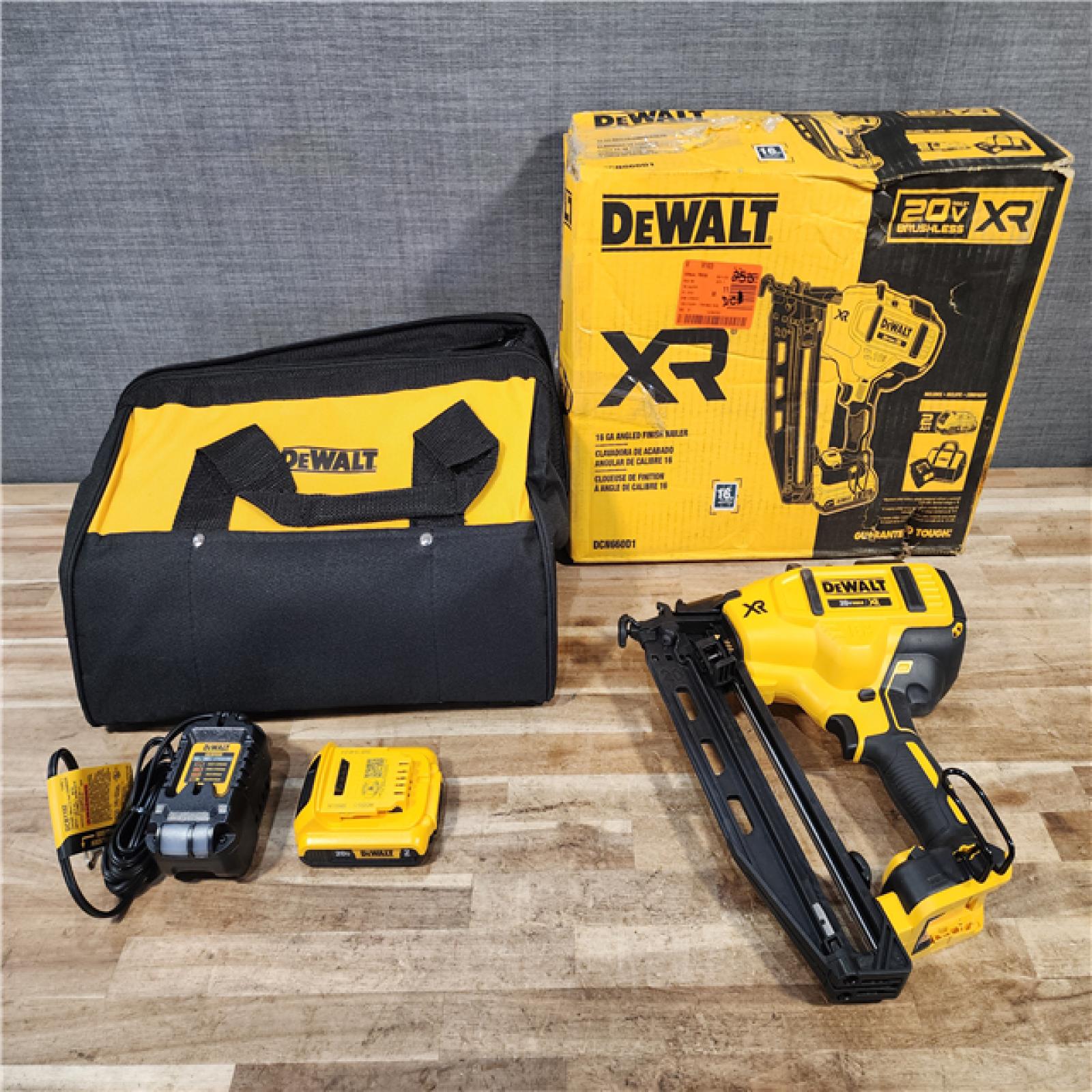 HOUSTON LOCATION - AS-IS DEWALT 20V MAX XR 16-Gauge Electric Cordless Angled Finishing Nailer Kit