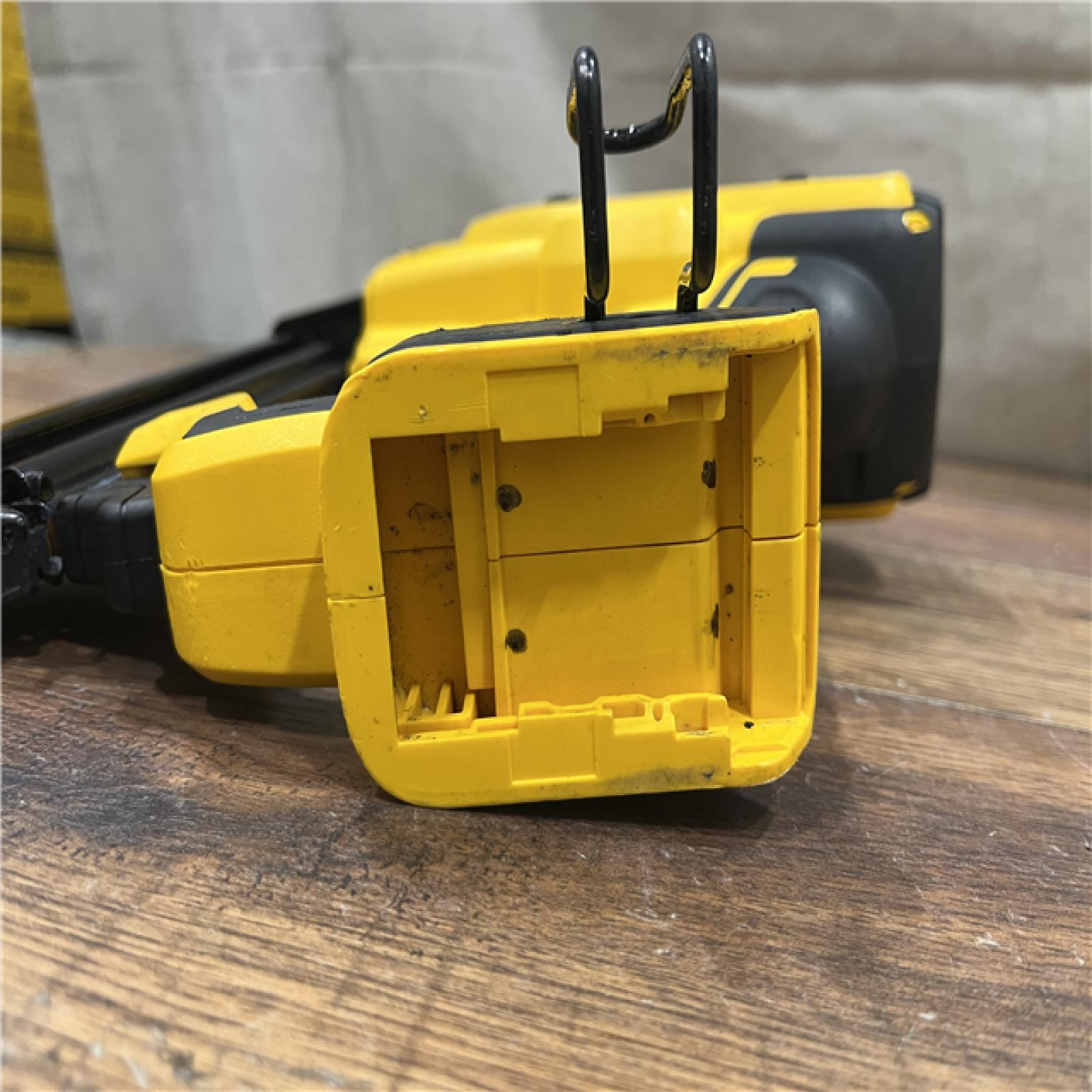 AS-IS DEWALT DCN681D1 20V 18Ga Stapler Kit