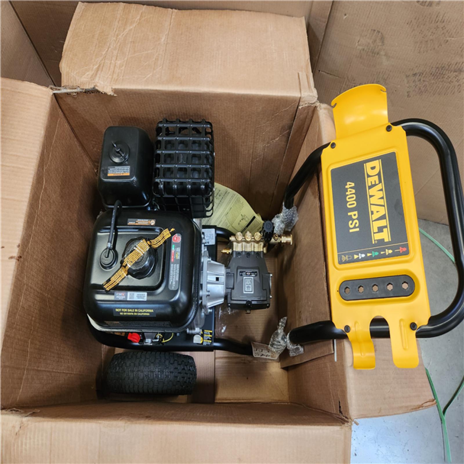 Phoenix NEW DEWALT 4400 PSI 4.0 GPM Gas Pressure Washer with 420cc Engine  Triplex Pump  Commercial Cold Water Power Washer