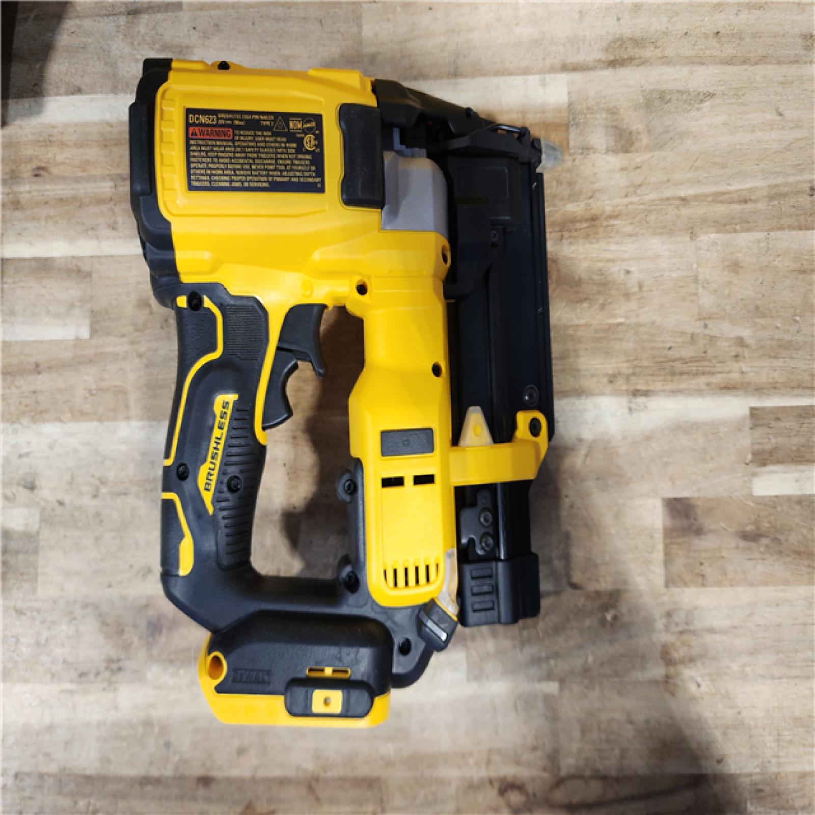 HOUSTON LOCATION - AS-IS DEWALT ATOMIC 20V MAX Lithium Ion Cordless 23 Gauge Pin Nailer Kit