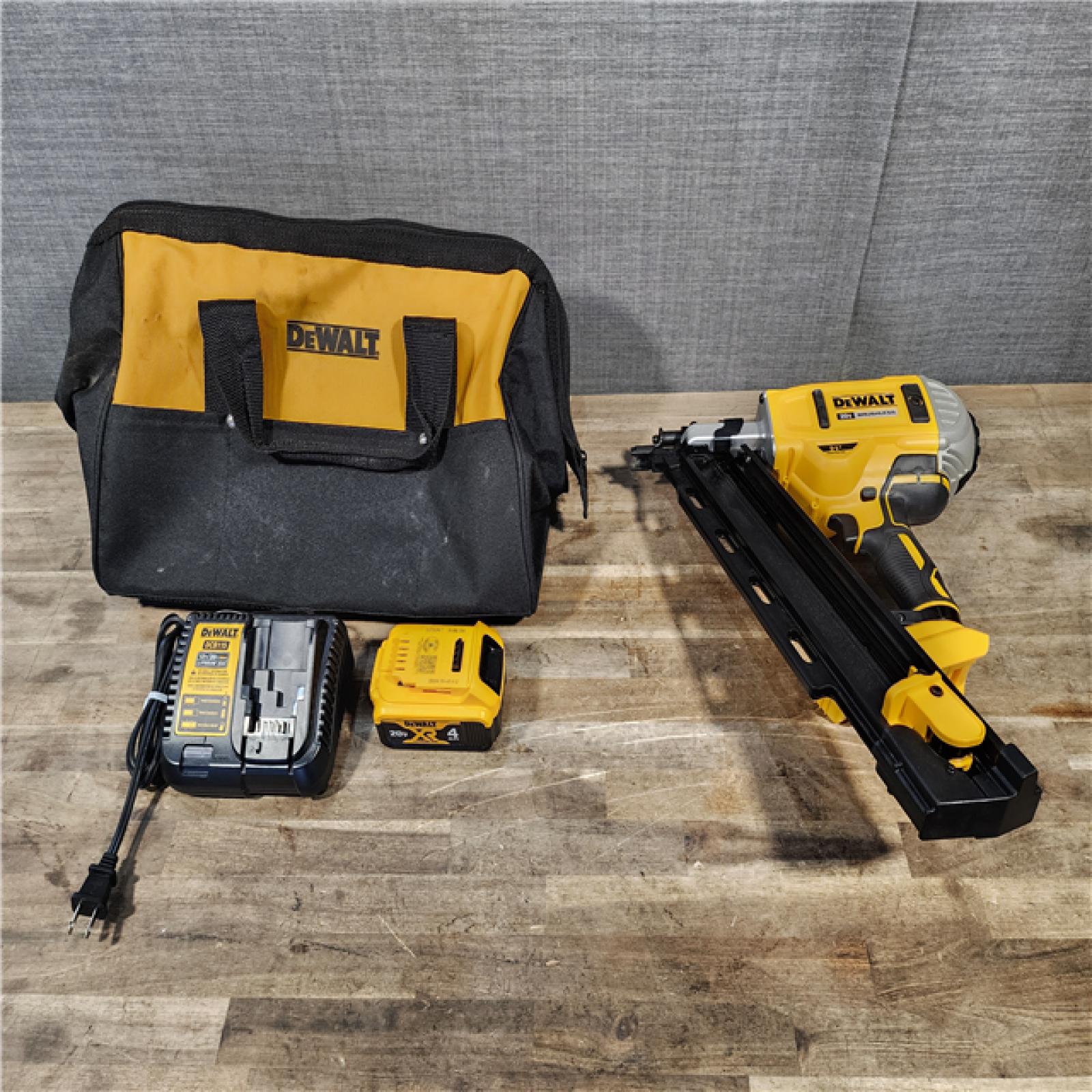 HOUSTON LOCATION - AS-IS DeWalt 20V MAX Collated Cordless Framing Nailer Tool Kit