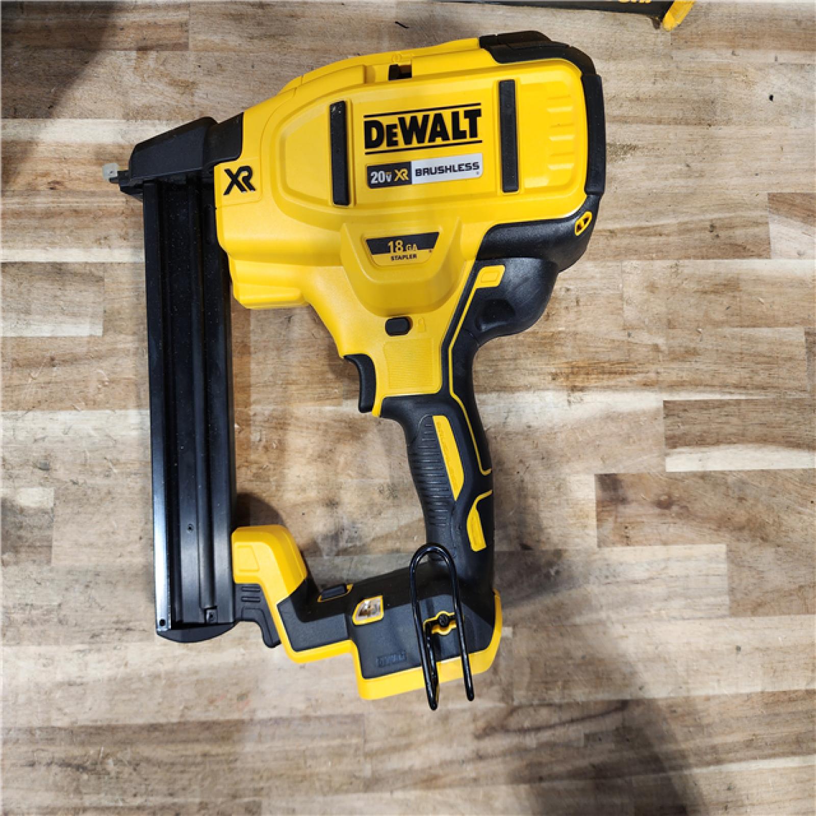 HOUSTON LOCATION - AS-IS DEWALT 20V MAX XR Lithium-Ion Cordless 18-Gauge Narrow Crown Stapler Kit