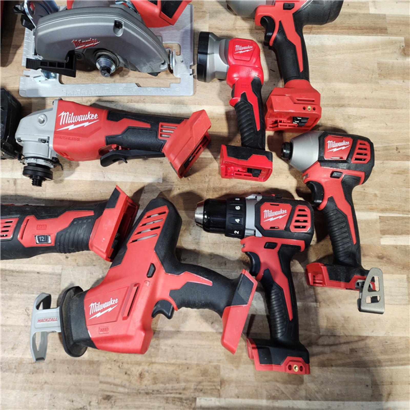 HOUSTON LOCATION - AS-IS MILWAUKEE 8 TOOL COMBO KIT W/ (2) BATTERY & CHARGER