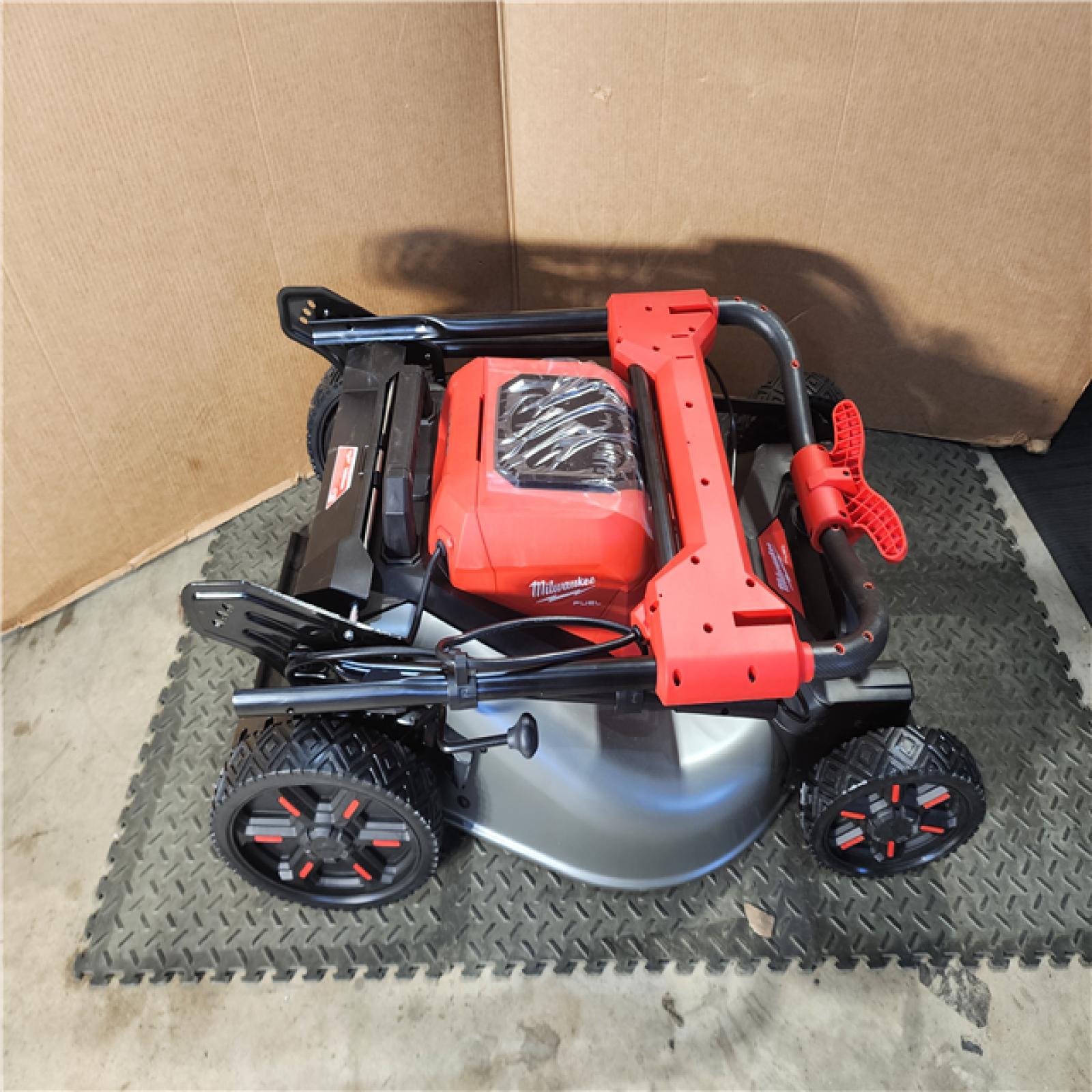 HOUSTON LOCATION - AS-IS (APPEARS LIKE NEW) M18 FUEL Brushless Cordless 21 in. Walk Behind Dual Battery Self-Propelled Mower W/(2) 12.0Ah Battery and Rapid Charger