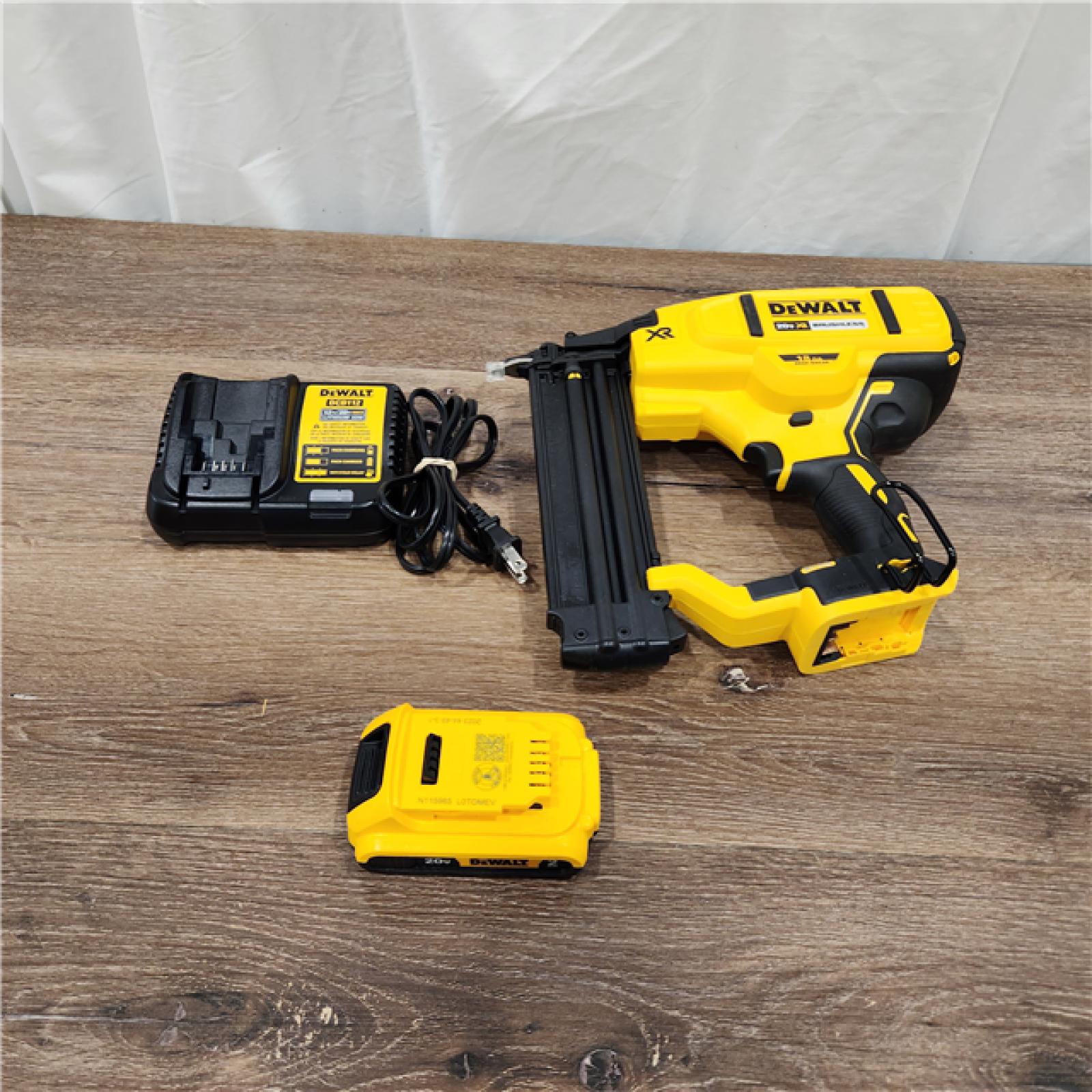 ASIS DEWALT 20V MAX XR LithiumIon 18Gauge Electric Cordless Brad Nailer Kit