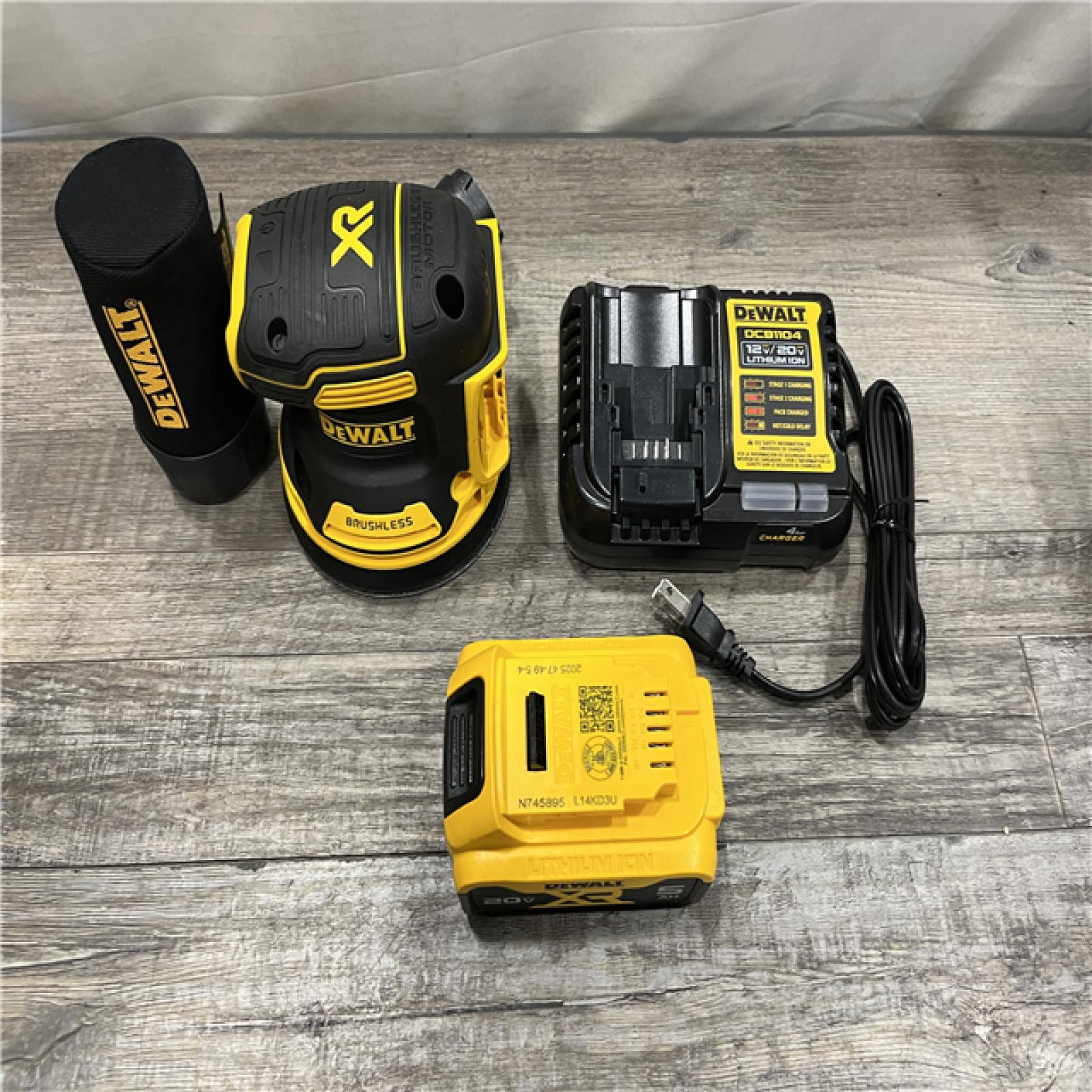 AS-IS DEWALT 20V MAX XR Cordless Brushless 5 in. Random Orbital Sander Kit