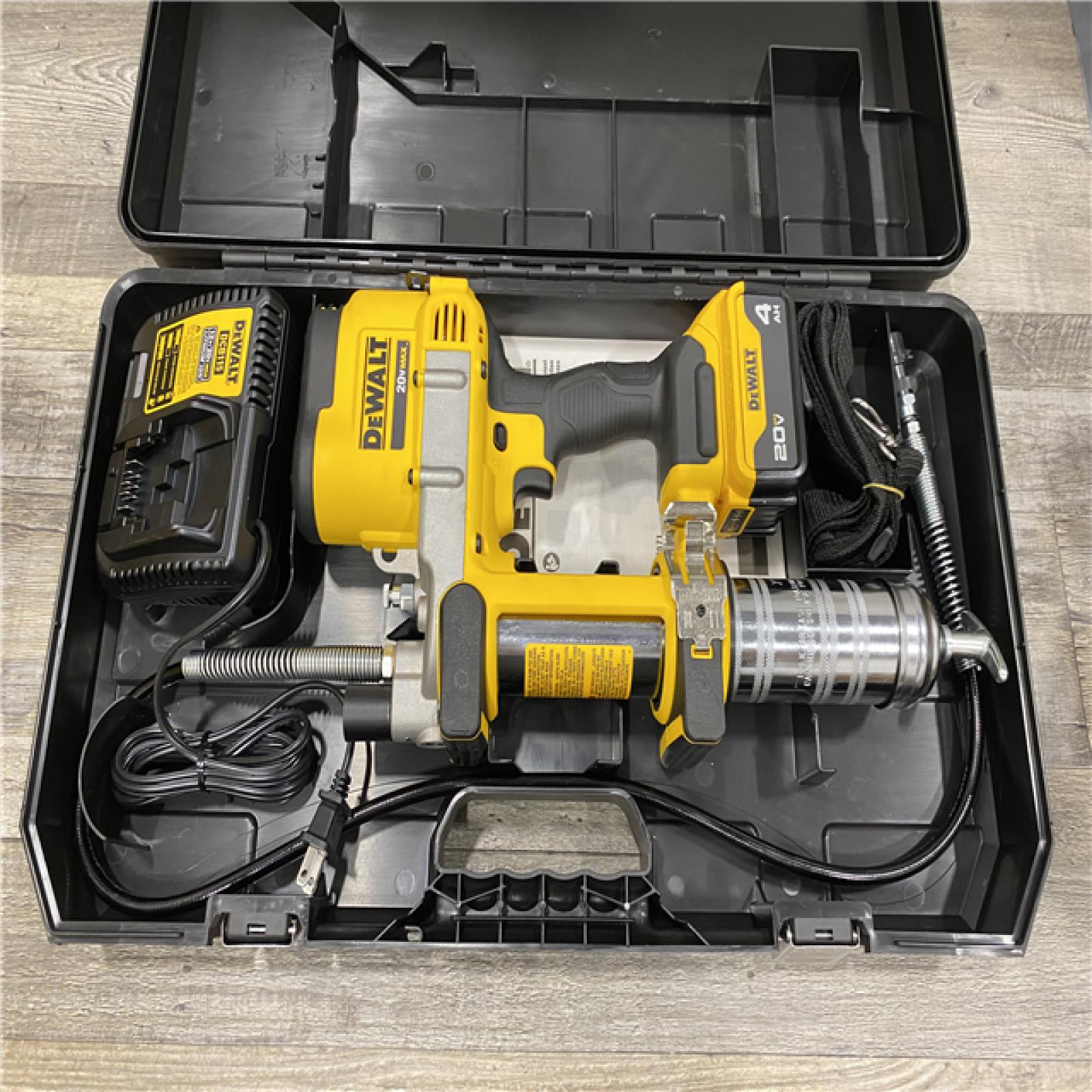 LIKE NEW - DEWALT 20V MAX Cordless 10 000 PSI Variable Speed Grease Gun Kit