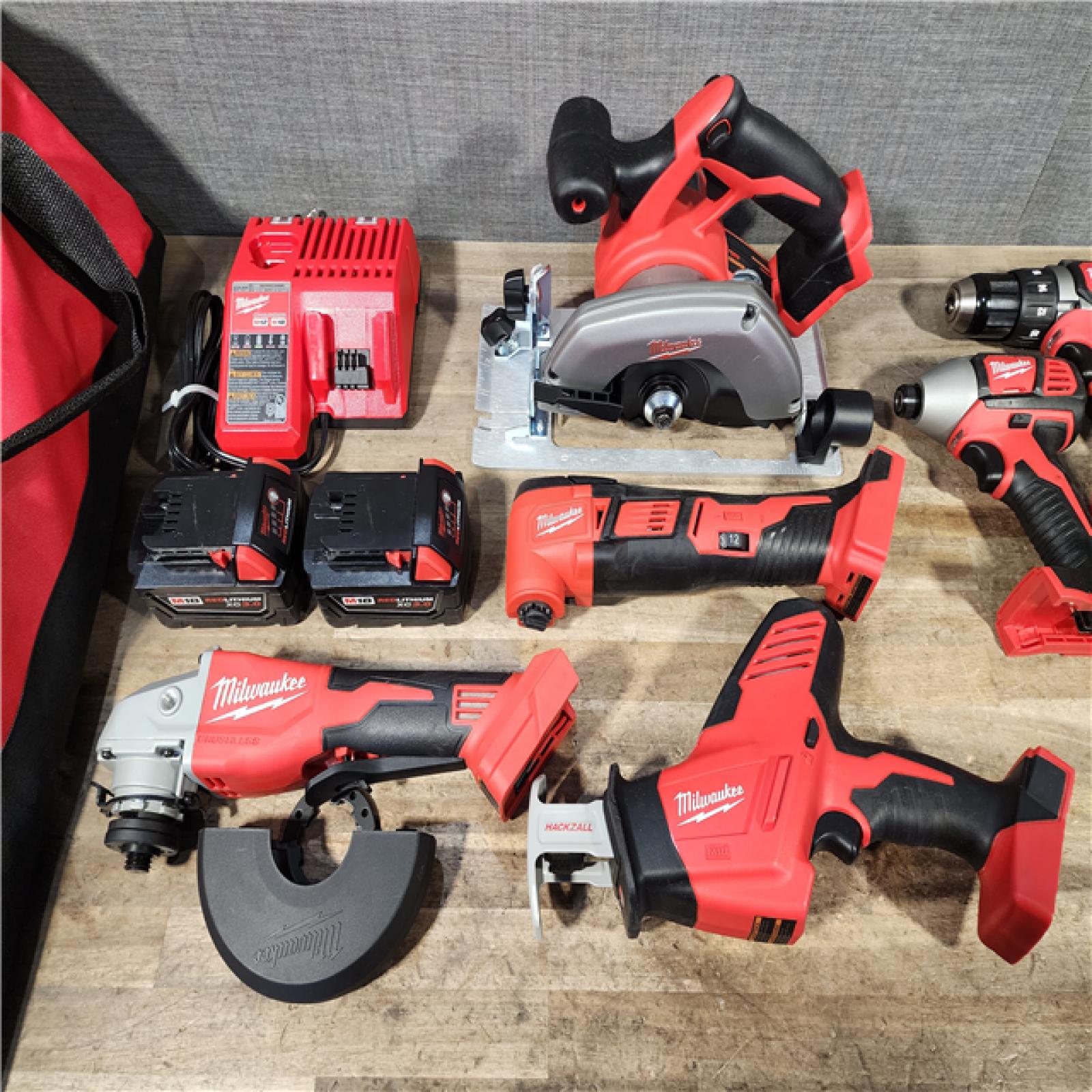 HOUSTON LOCATION - AS-IS MILWAUKEE 7 TOOL COMBO KIT W/ (2) BATTERY & CHARGER