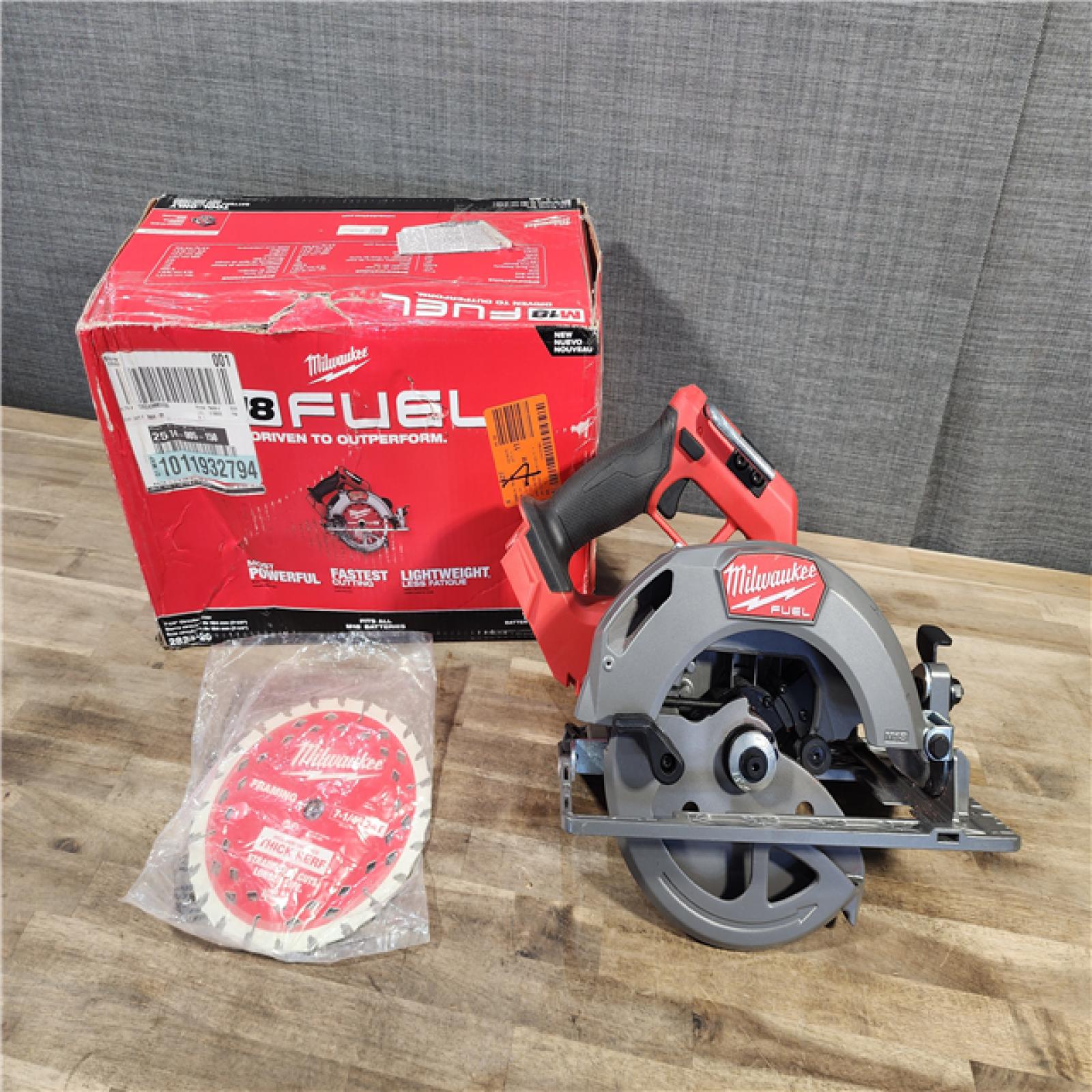 HOUSTON LOCATION - AS-IS Milwaukee Tools M18 FUEL 7-1/4 Circular Saw (Tool Only) 2834-20