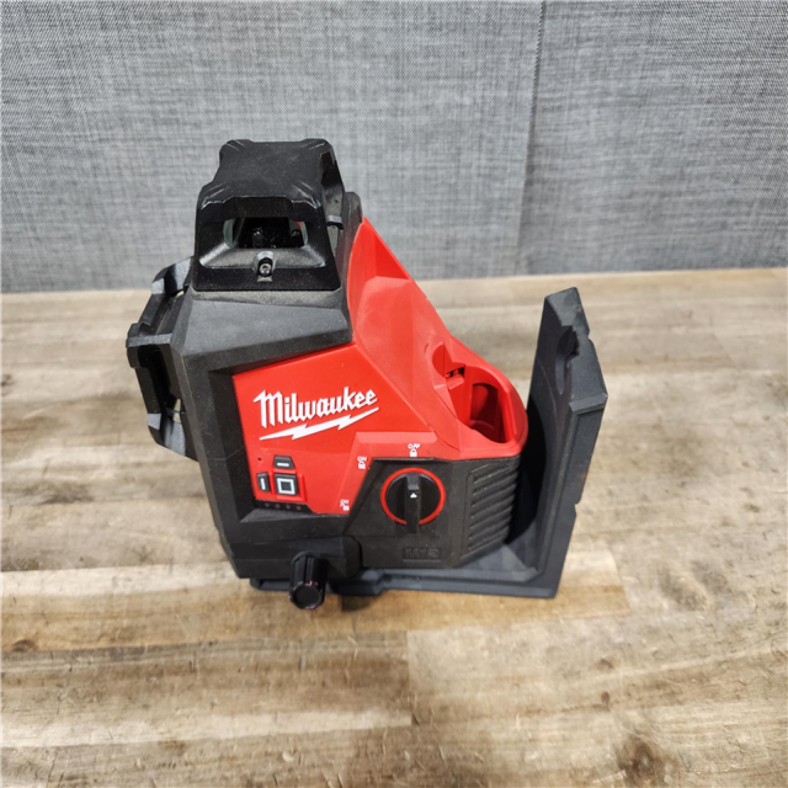 HOUSTON LOCATION - AS-IS Milwaukee-3632-21 M12 Green Beam Laser 360° 3-Plane Kit