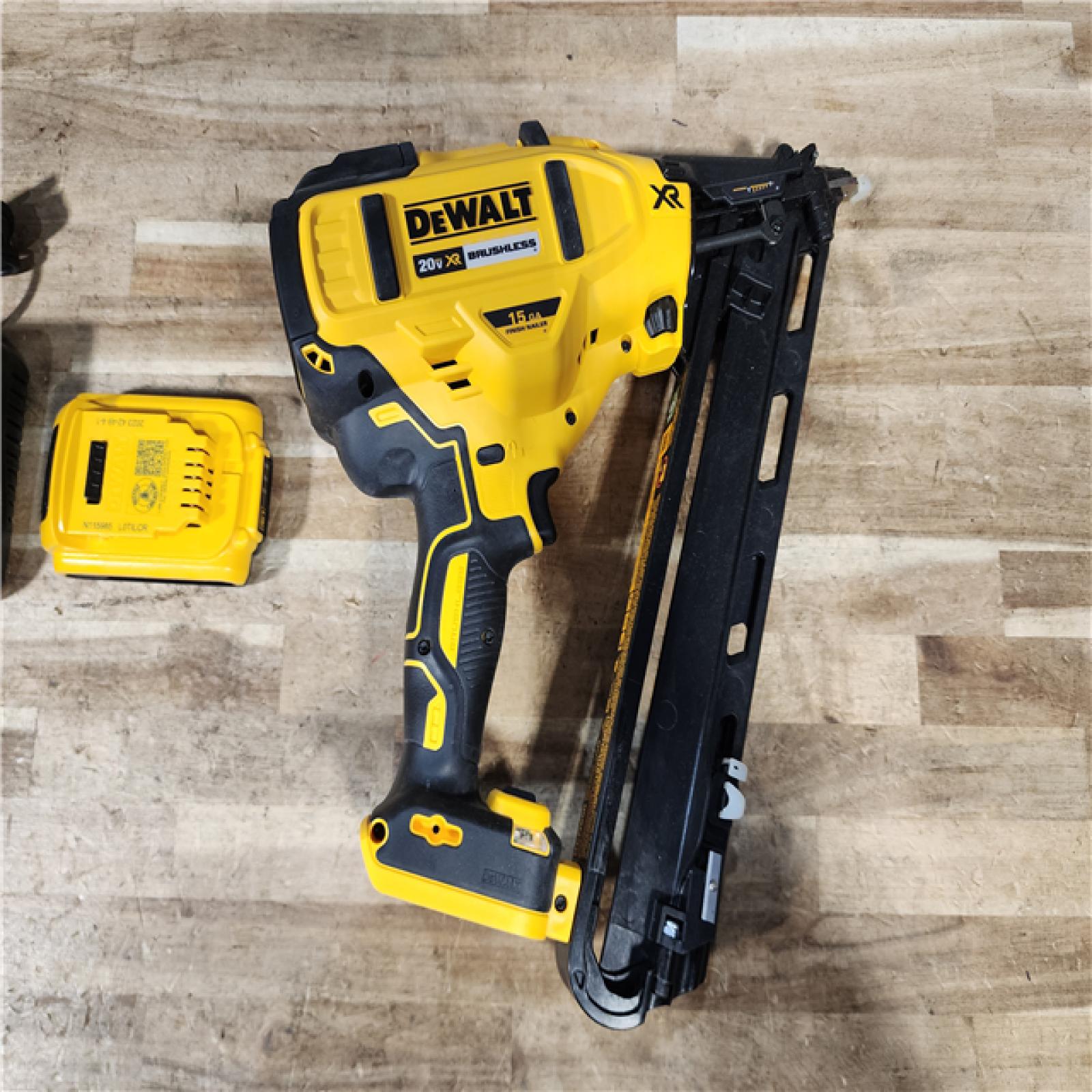 HOUSTON LOCATION - AS - IS DEWALT 20V MAX XR Lithium-Ion Cordless 2-1/2 in. 15-Gauge Finish Nailer Kit
