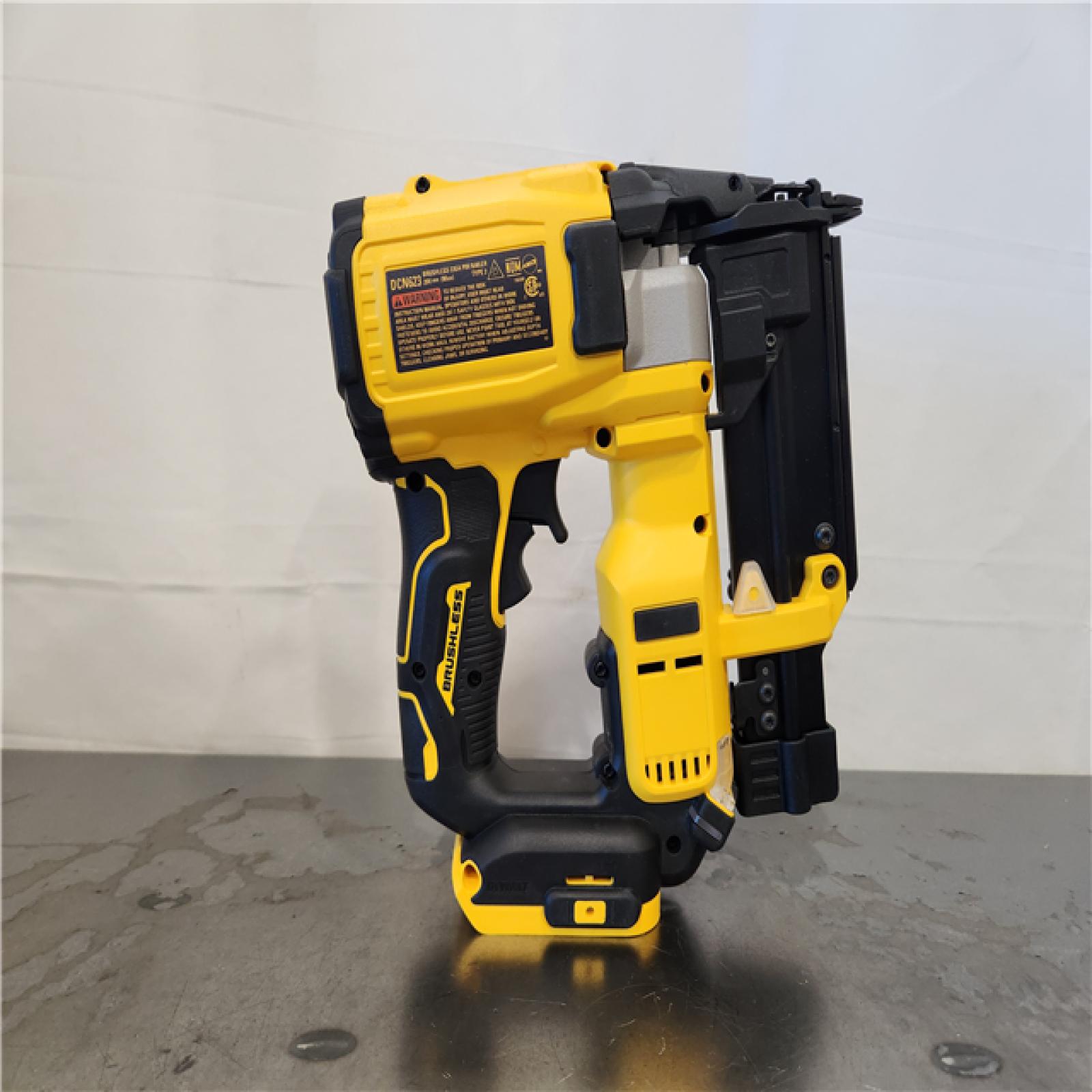 AS-IS- DEWALT ATOMIC 20V MAX Lithium Ion Cordless 23 Gauge Pin Nailer Kit