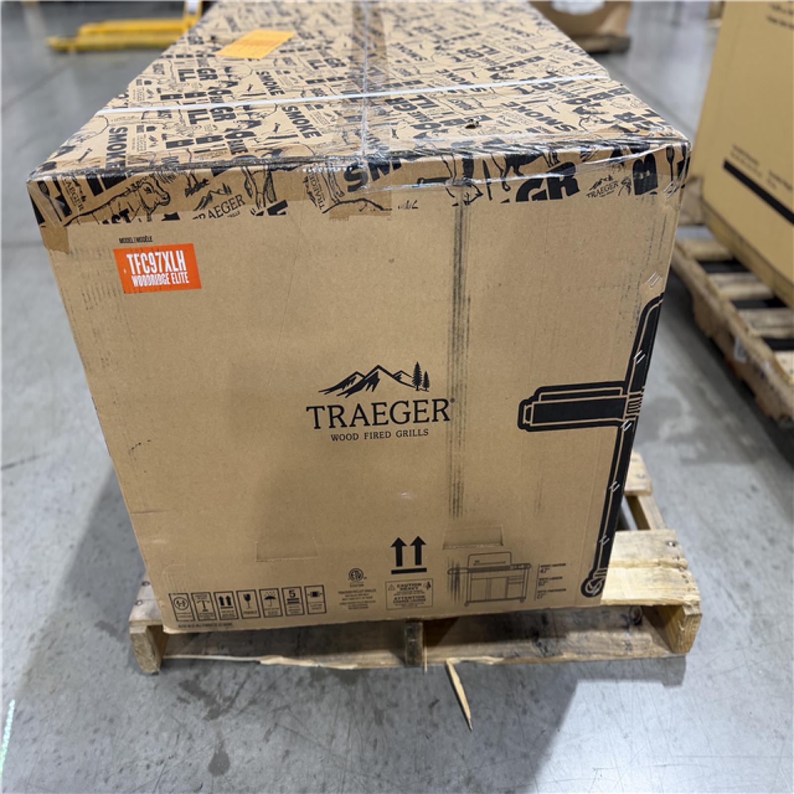 DALLAS LOCATION- TRAEGER Woodridge Elite Wi-Fi Pellet Grill and Smoker in Black