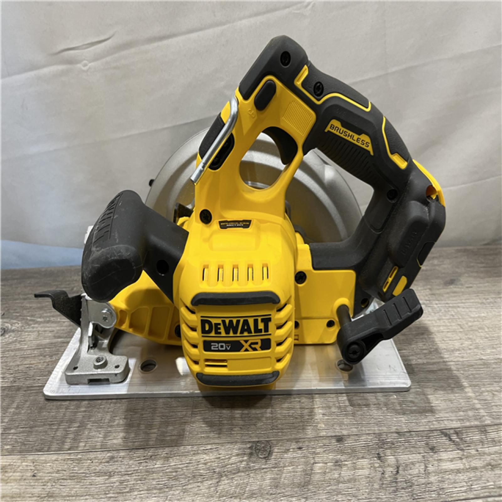AS-IS DEWALT 20-Volt MAX 7-1/4 in. Cordless Circular Saw (Tool Only)