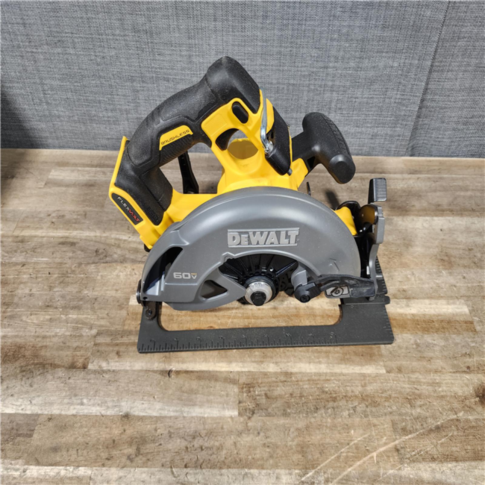 HOUSTON LOCATION - AS-IS DEWALT FLEXVOLT 60V MAX Cordless Brushless 7-1/4 in. Circular Saw with Brake (Tool Only)