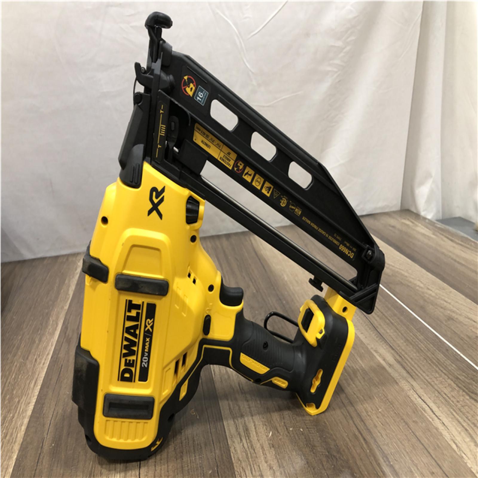 AS-IS DEWALT 20V MAX XR 16-Gauge Electric Cordless Angled Finishing Nailer Kit