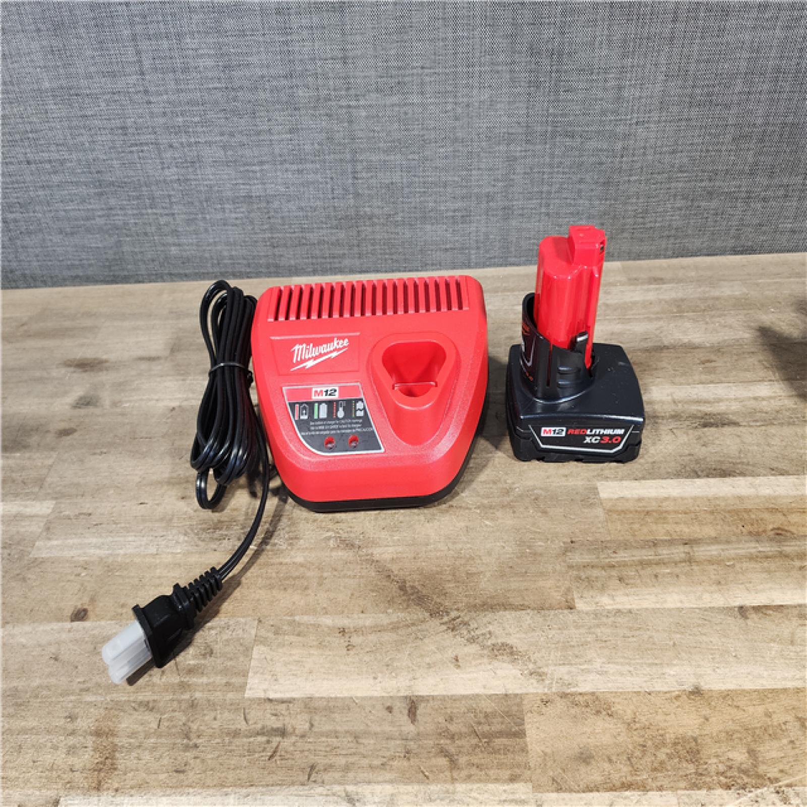 HOUSTON LOCATION - AS-IS Milwaukee Green 125 Ft. Cross Line and Plumb Points Laser Level Kit