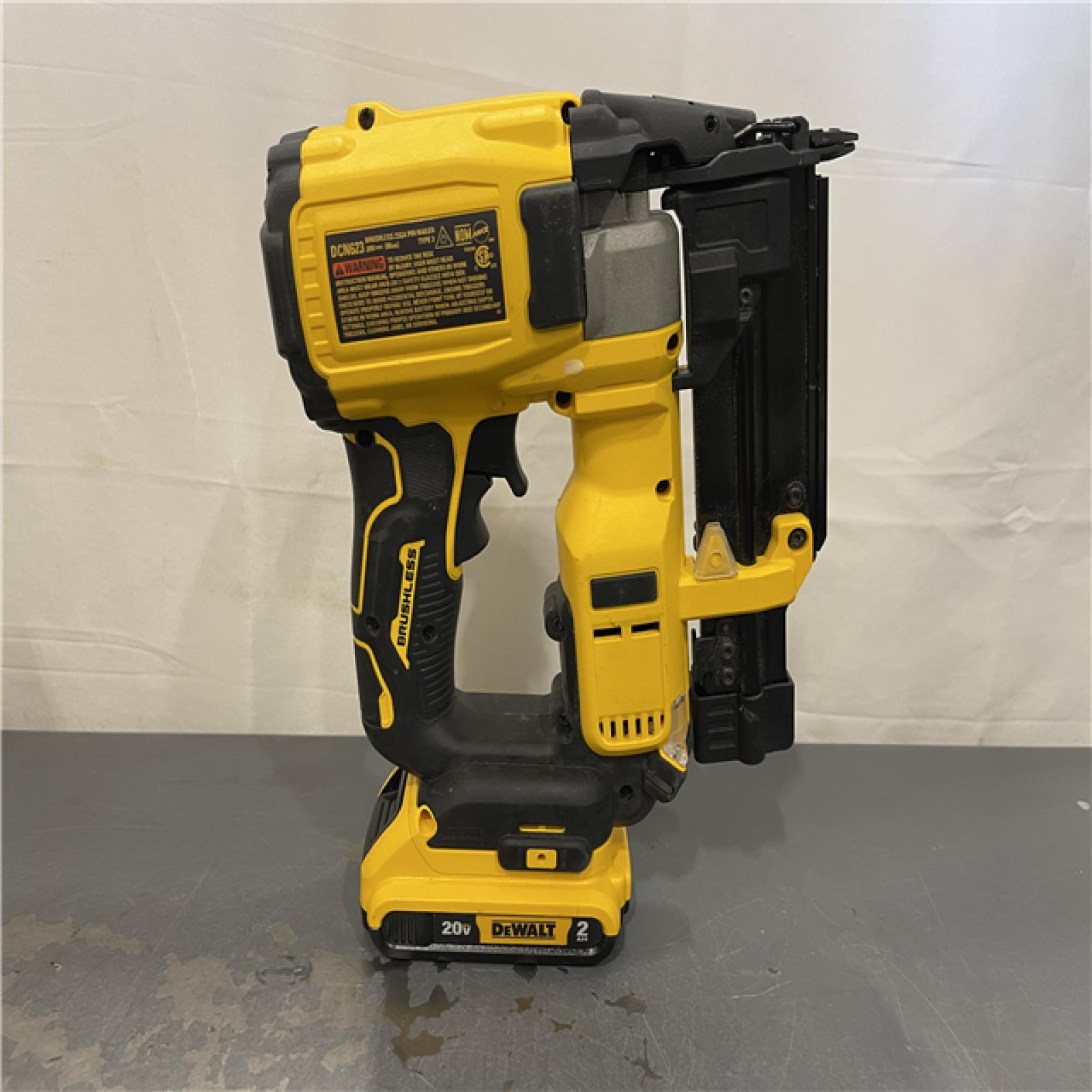 AS-IS - DEWALT ATOMIC 20V MAX Lithium Ion Cordless 23 Gauge Pin Nailer Kit